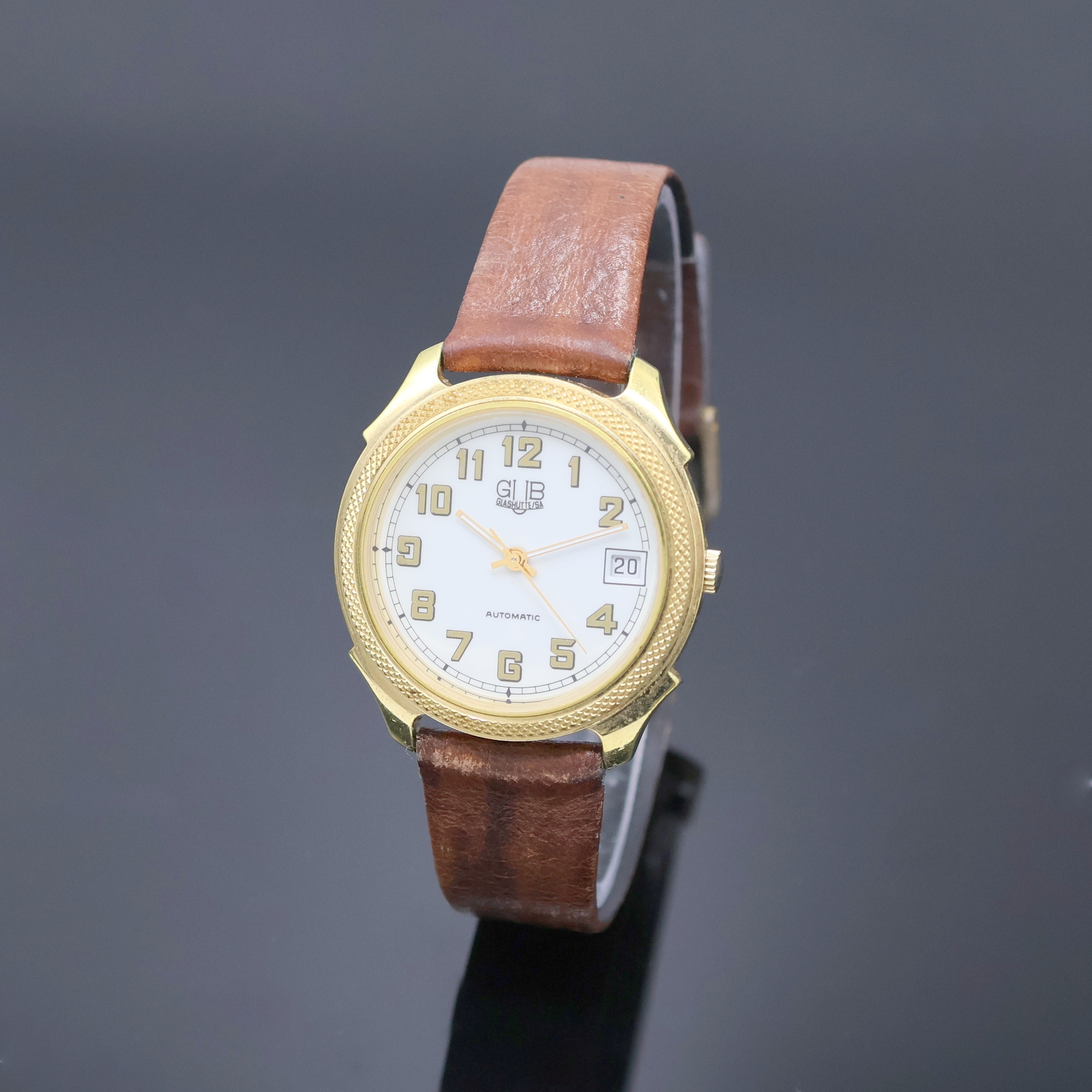 GUB Glashütte SA Herrenarmbanduhr, Deutschland um 1990, Automatik, verg. Geh., guill. Lünette, Stahlboden aufgedr., emailfarb. Zifferbl. m. arab. ...