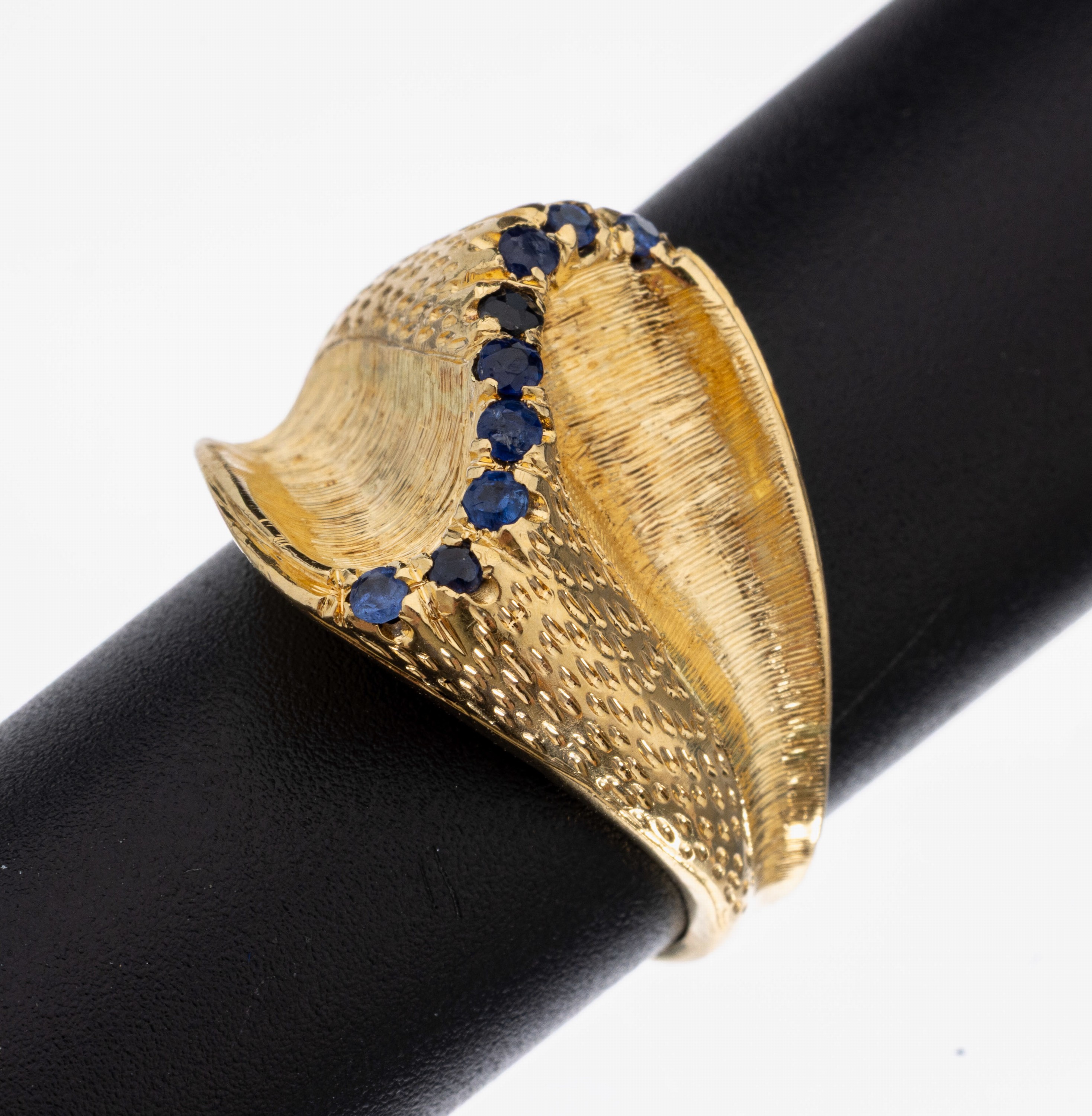 18 kt Gold Saphir-Ring, GG 750/000, außergewöhnliche Gestaltung, Oberfläche strukt., 9 kl. rundfacett. Saphire, RW 56, ca.7.2 g