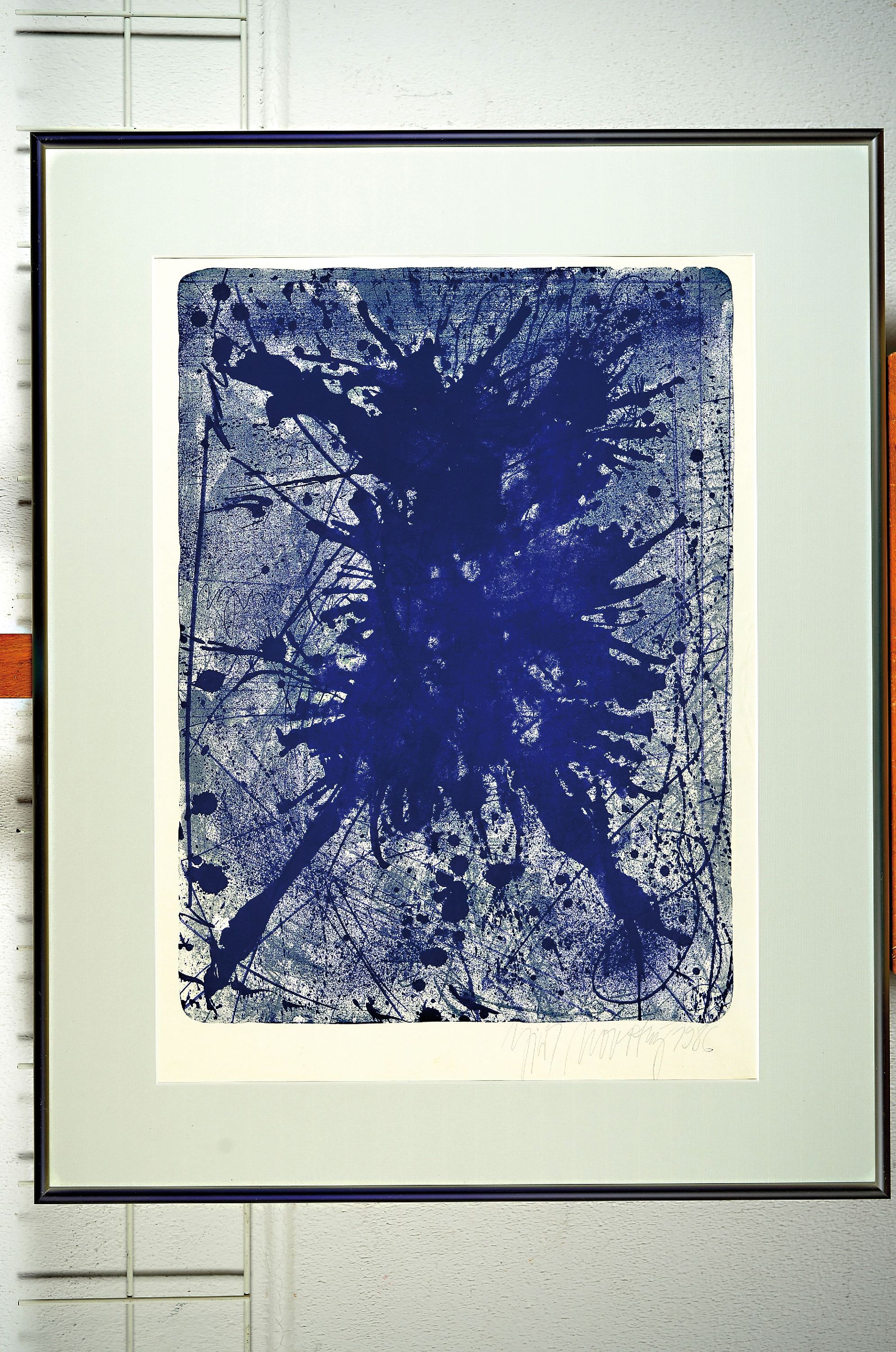Detail k: Jiri Novothny, 1919 Trhovy Stepanov-1992 Benesov, Tschechien, Abstrakte Komposition in Blau, Farblithographie, handsign. und dat. 1986, ca. 60x44cm, ...