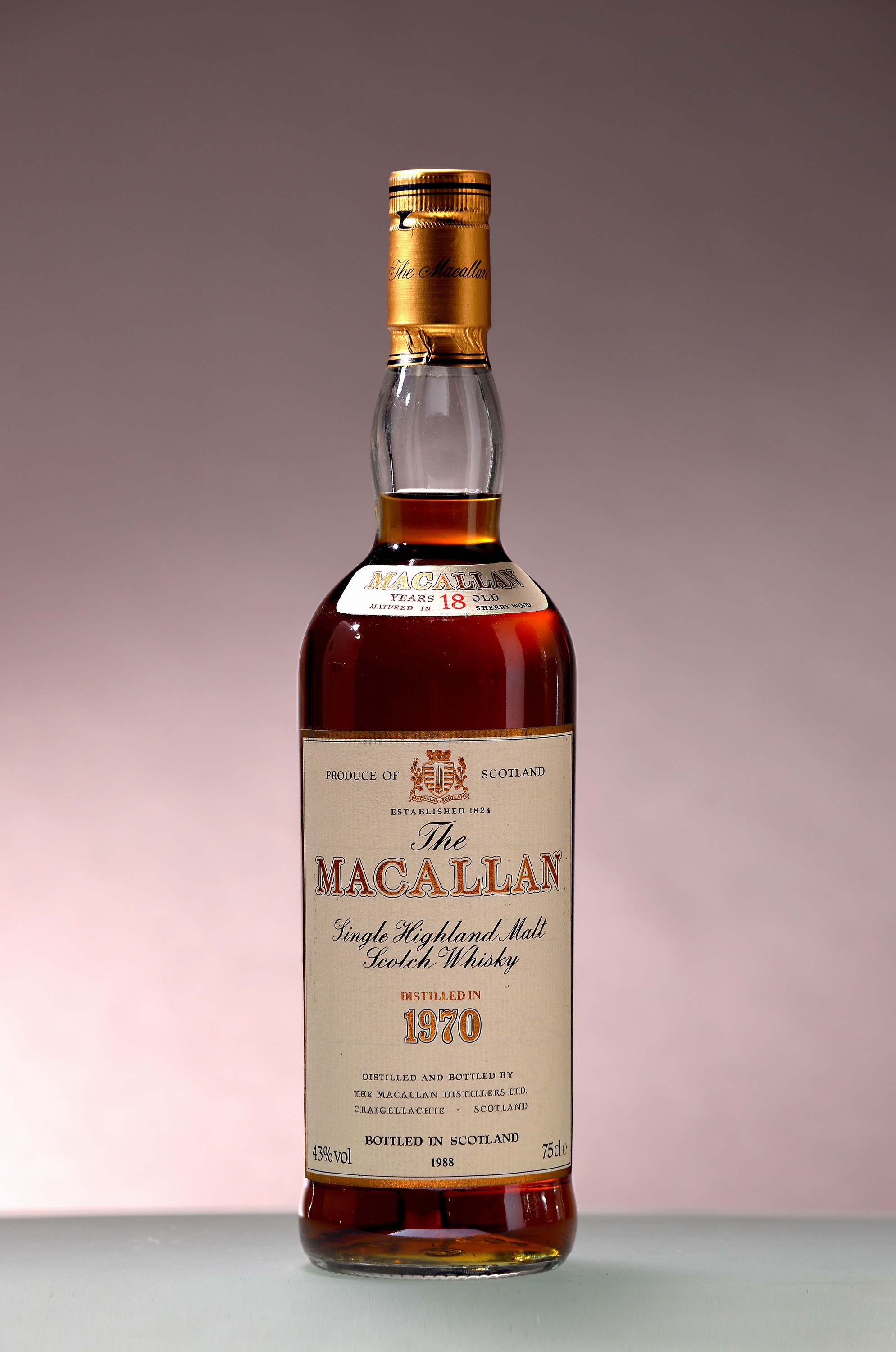 1 Fl. 1970 Macallan Single Highland Malt, Scotch Whisky, abgefüllt 1988, 43% vol, 75cl, l. Schwund, nicht verkostet, Umverpackung mit l. ...