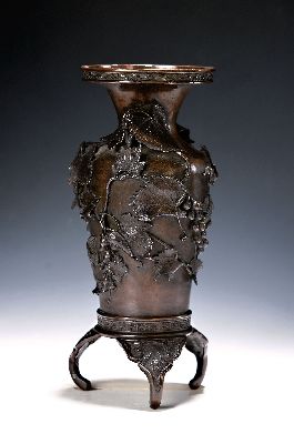 Image 26945936 - Vase, China, um 1900, Bronze, umlaufender Relief mit Weintrauben, drei geschwungene ...