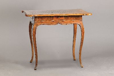 Image 26945940 - Beistelltisch, Barock, um 1760, Nußbaumfurnier, Deckplatte mit aufwendiger ...