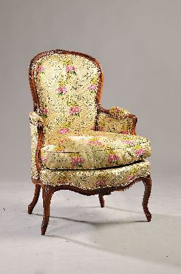 Bergere/Armlehnsessel, um 1860/70, Nußbaum massiv, gepolstert und bezogen, mit Blumenschnitzereien, Kissen wasserfleckig, H. ca. 86 cm, Sh. ca. 52 ...