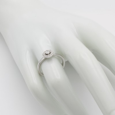 26945960a - Ring mit Brillanten, WG 750/000, Solitär u. Besatzbrill. zus. ca. 0.24 ct ...