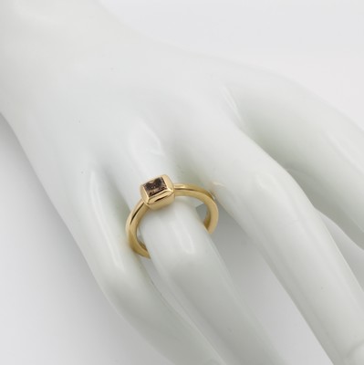 26945964a - Ring mit Diamant, RG 750/000, Diam. im Princess-Cut ca. 0.75 ct braun/si, glatte ...