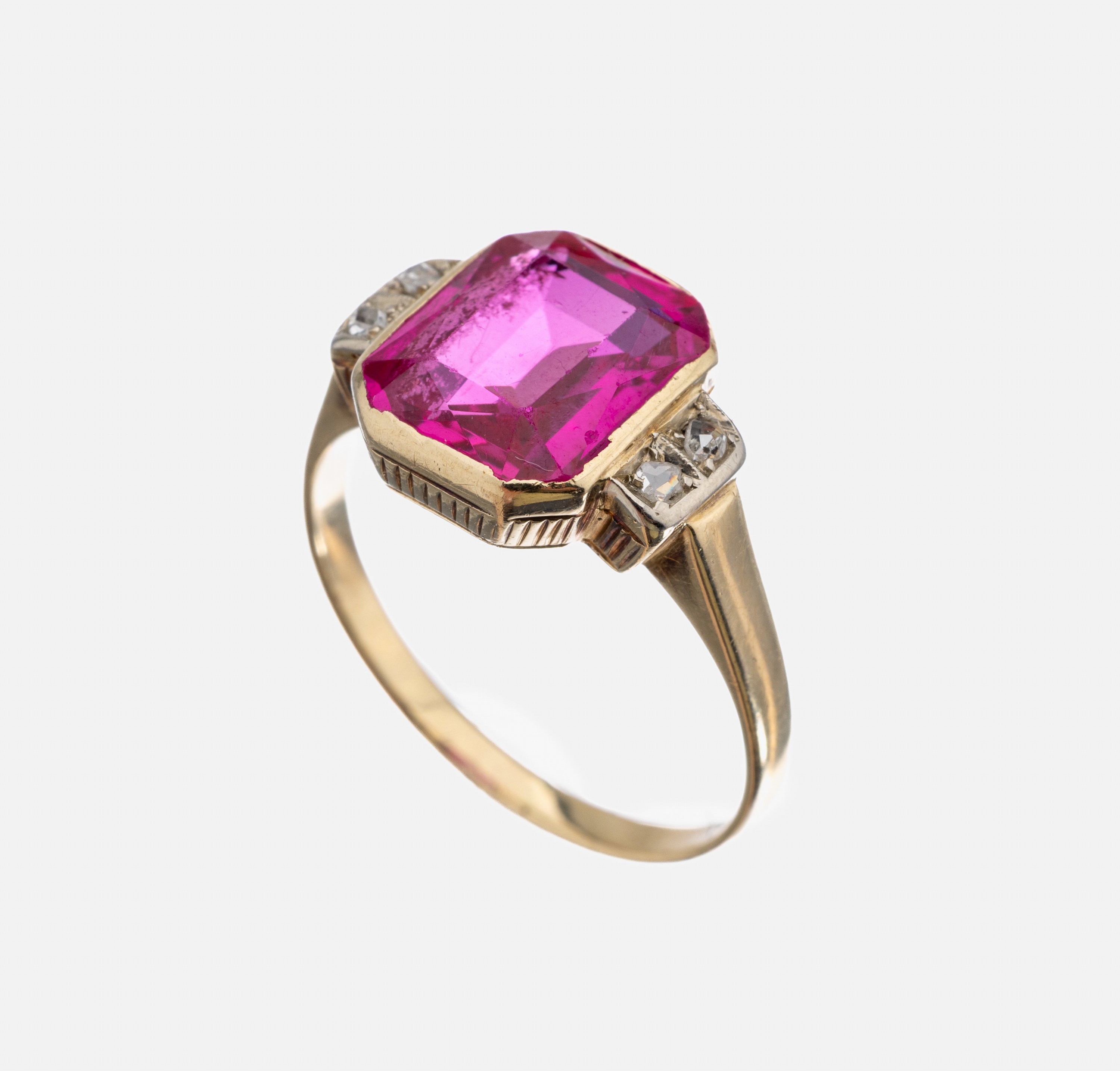 14 kt Gold Farbstein-Diamant-Ring, um 1930, GG 585/000, mittig synth. Rubin, seitl. kl. Diamantrosen, RW 52, ca. 3.1 g