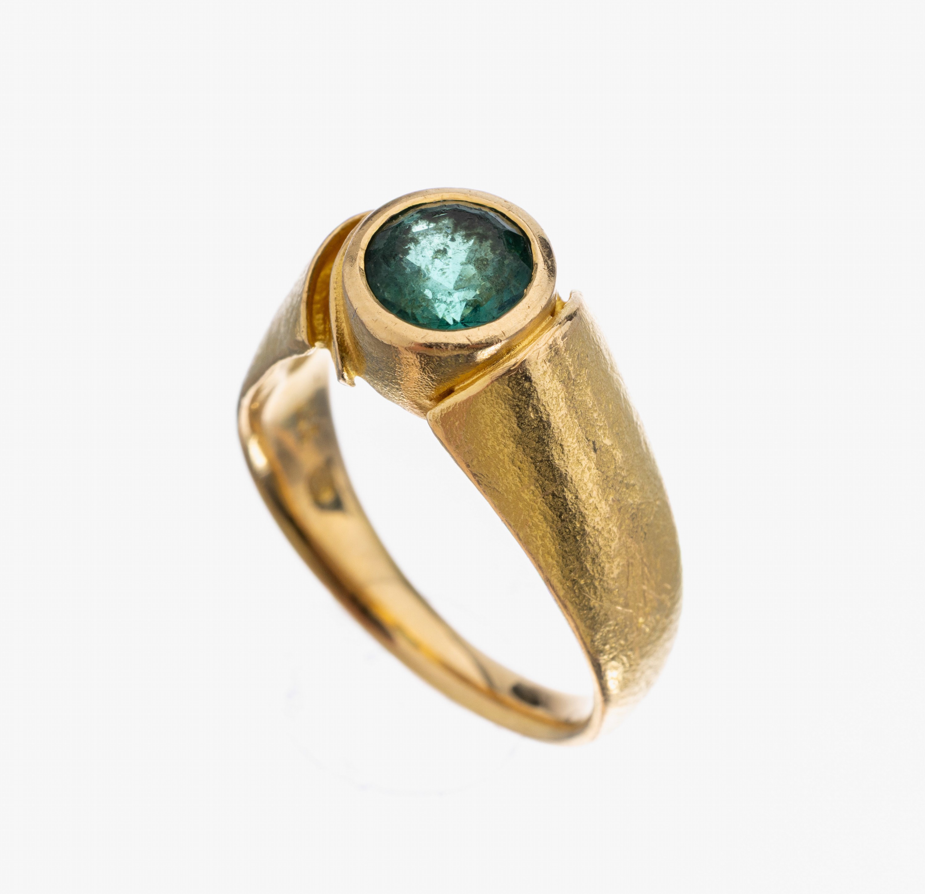 18 kt Gold Turmalin-Ring, GG 750/000, Oberfläche mit Hammerschlag, rundfacett. Turmalin, Facetten teilw. abgetragen, RW 54, ca. 6.8 g
