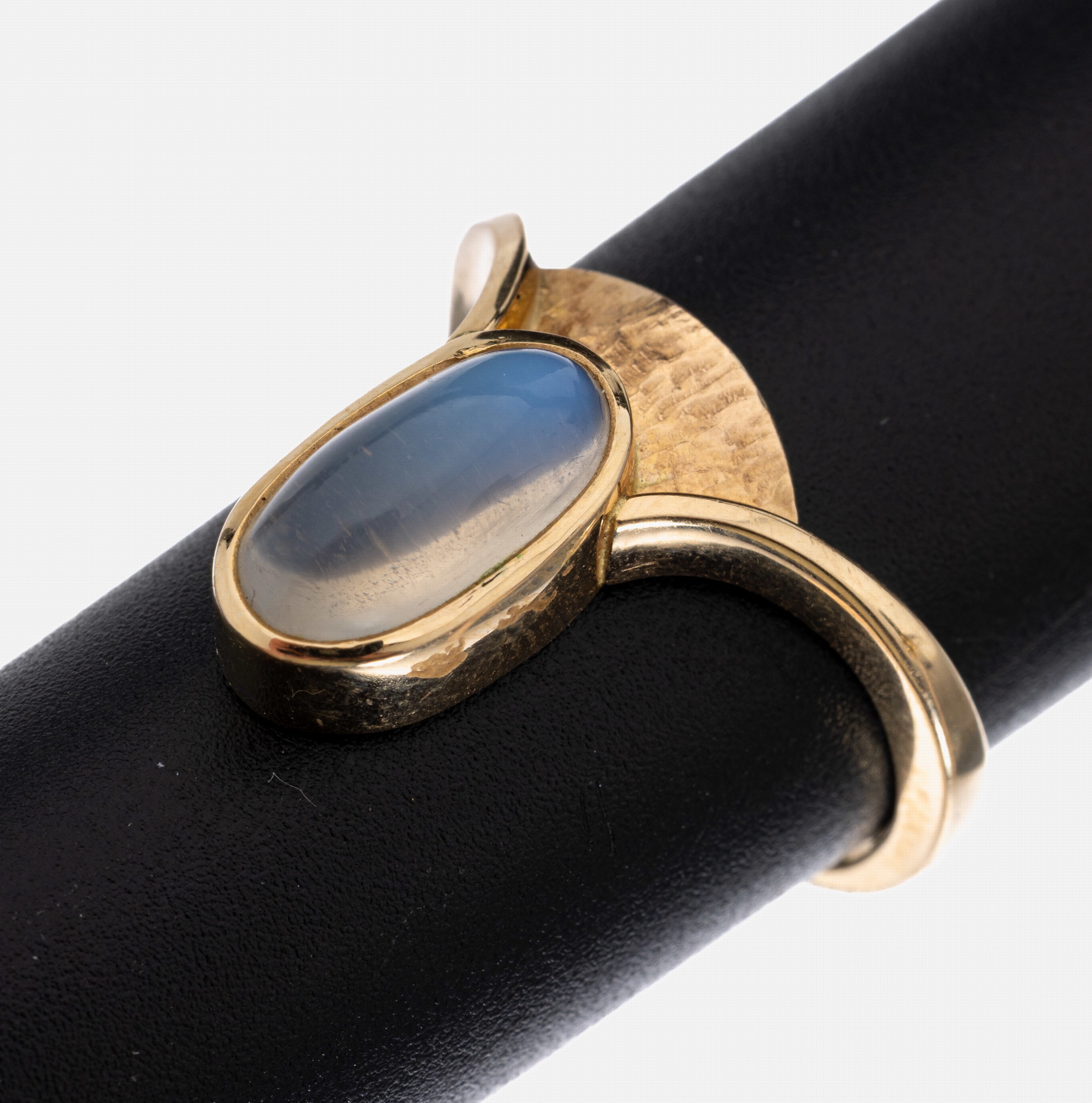 14 kt Gold Mondstein-Ring, GG 585/000, außergewöhnliche Gestaltung, ovaler Mondstein-Cabochon, RW 60, ca. 7.0 g, Meistermarke unged.