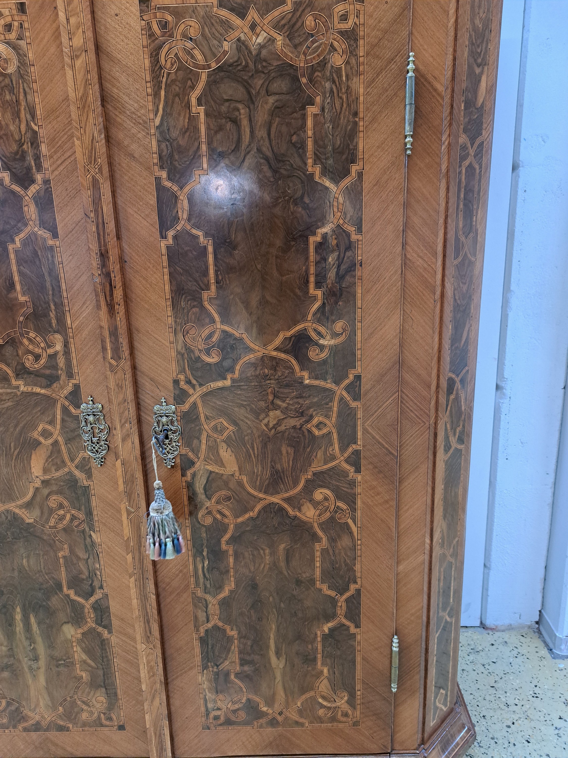 Detail a: Schrank, um 1820, Nußbaumfurnier, zweitürig, aufwendiges Bandelwerk, profiliert, Inneneinteilung sekundär, orig. Beschläge, ca. 190 x 157 x 57 ...