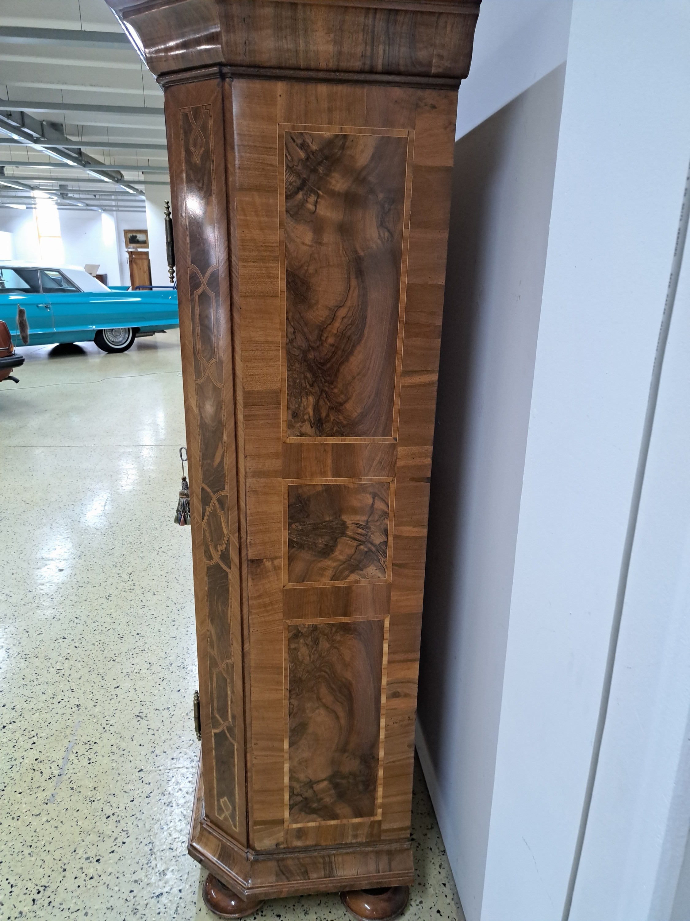 Detail e: Schrank, um 1820, Nußbaumfurnier, zweitürig, aufwendiges Bandelwerk, profiliert, Inneneinteilung sekundär, orig. Beschläge, ca. 190 x 157 x 57 ...