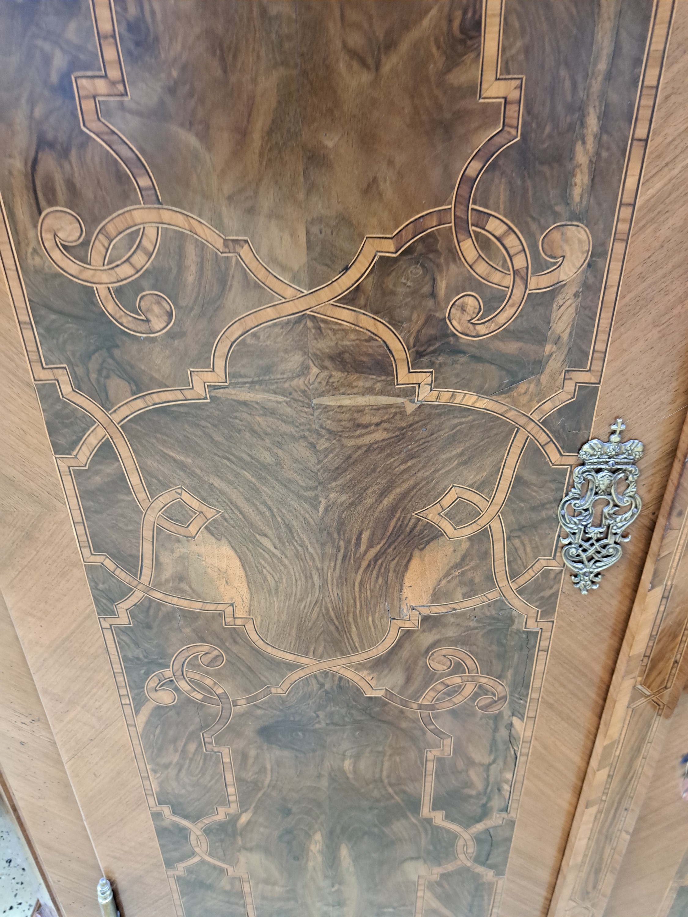 Detail f: Schrank, um 1820, Nußbaumfurnier, zweitürig, aufwendiges Bandelwerk, profiliert, Inneneinteilung sekundär, orig. Beschläge, ca. 190 x 157 x 57 ...