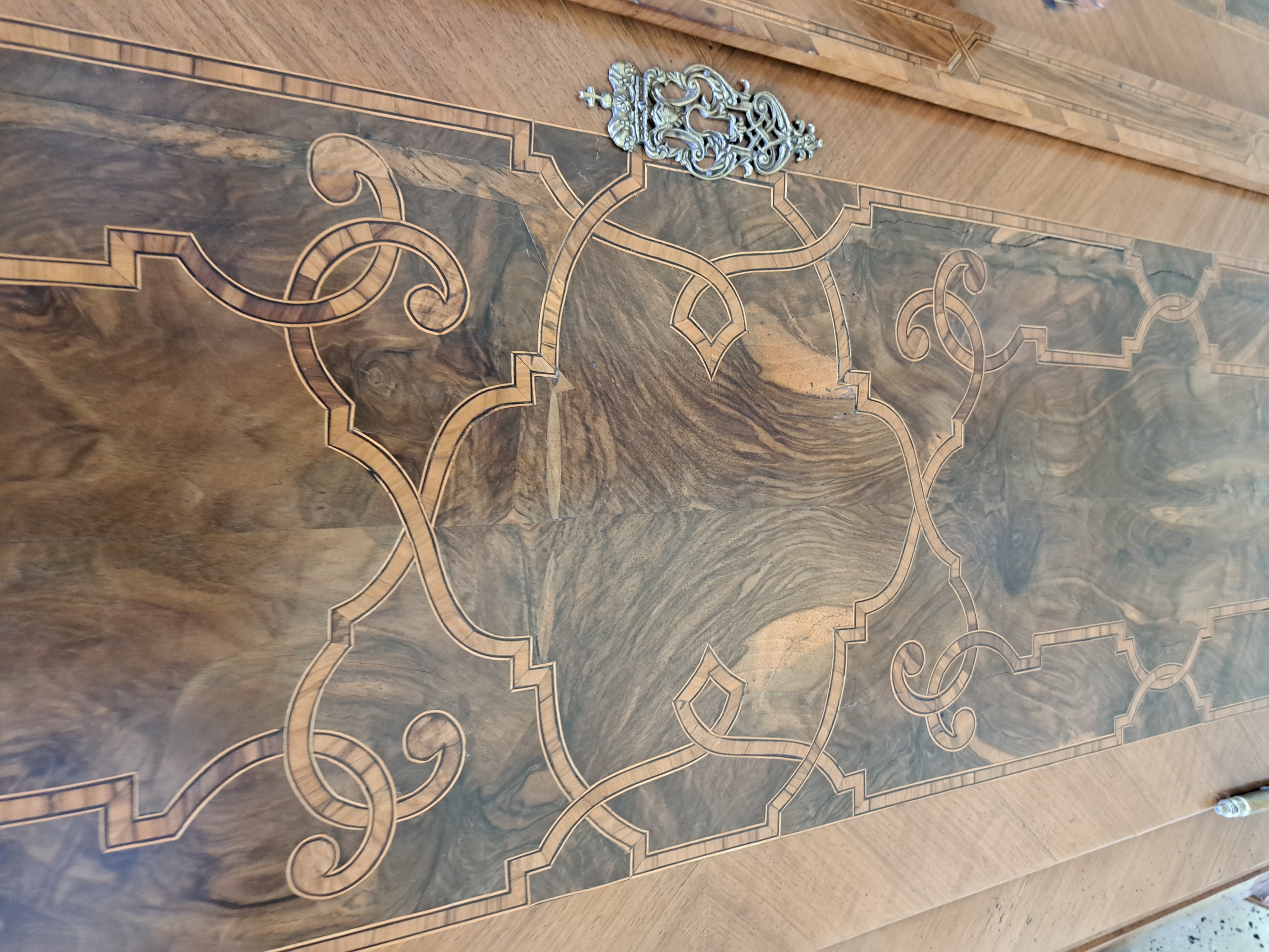 Detail g: Schrank, um 1820, Nußbaumfurnier, zweitürig, aufwendiges Bandelwerk, profiliert, Inneneinteilung sekundär, orig. Beschläge, ca. 190 x 157 x 57 ...