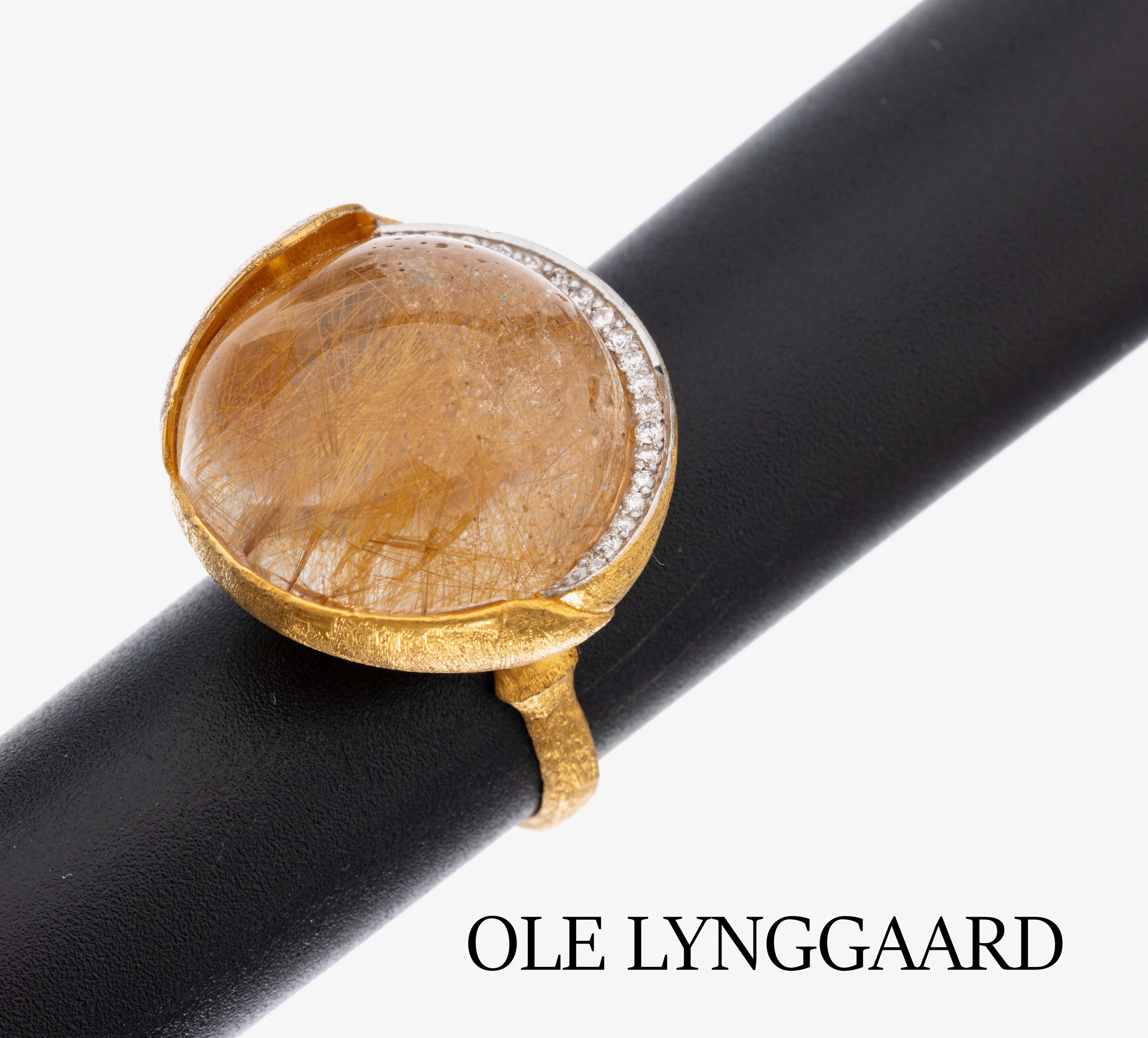 18 kt Gold OLE LYNGGAARD Rutilquarz-Brillant- Ring, GG 750/000, Oberfläche strukt., aus der LOTUS Kollektion, Entwurf Charlotte Lynggaard, mittig ...