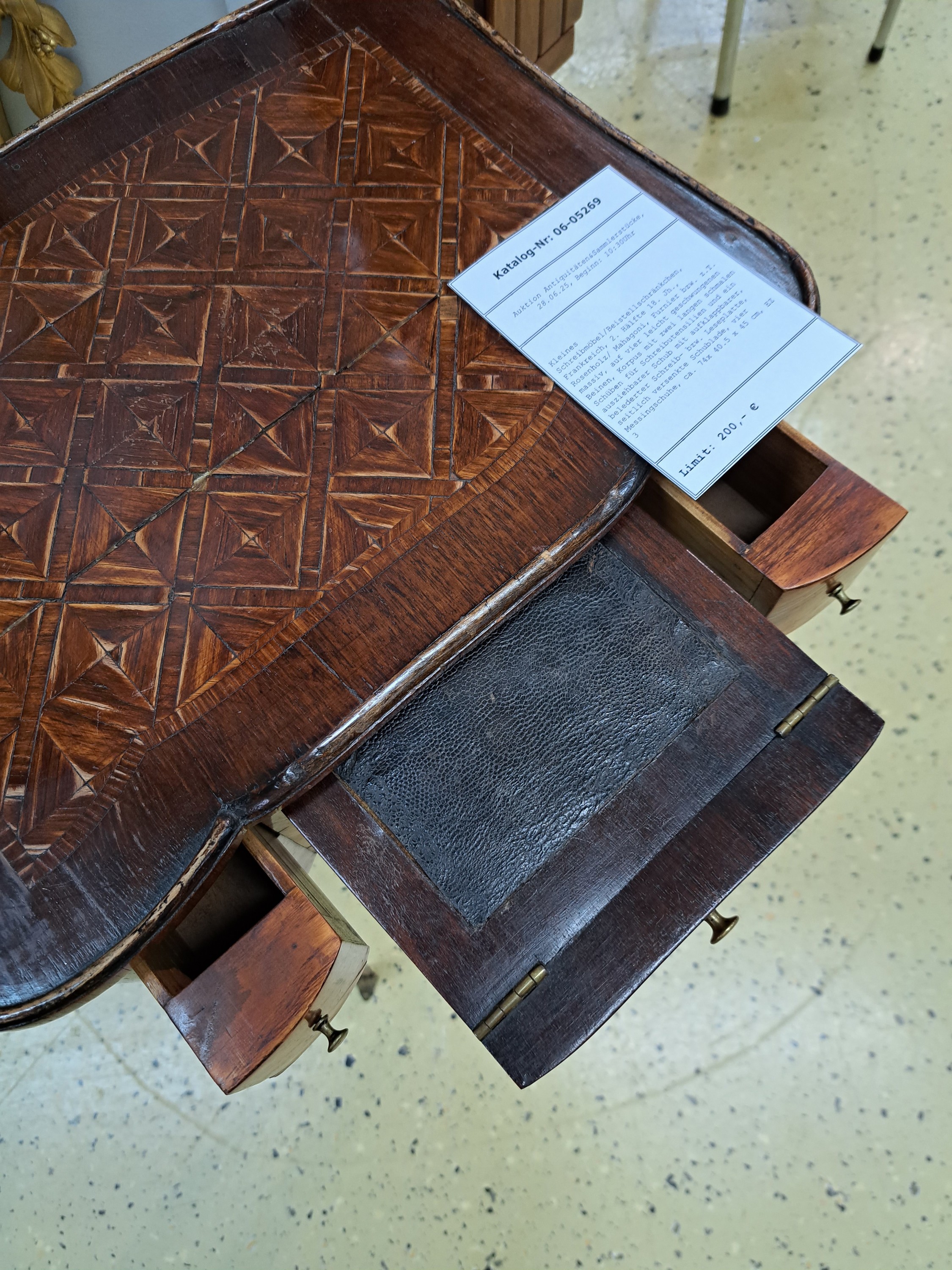 Detail e: Kleines Schreibmöbel/Beistellschränkchen, Frankreich, 2. Hälfte 18. Jh., Rosenholz/ Mahagoni, Furnier bzw. z.T. massiv, auf vier leicht ...