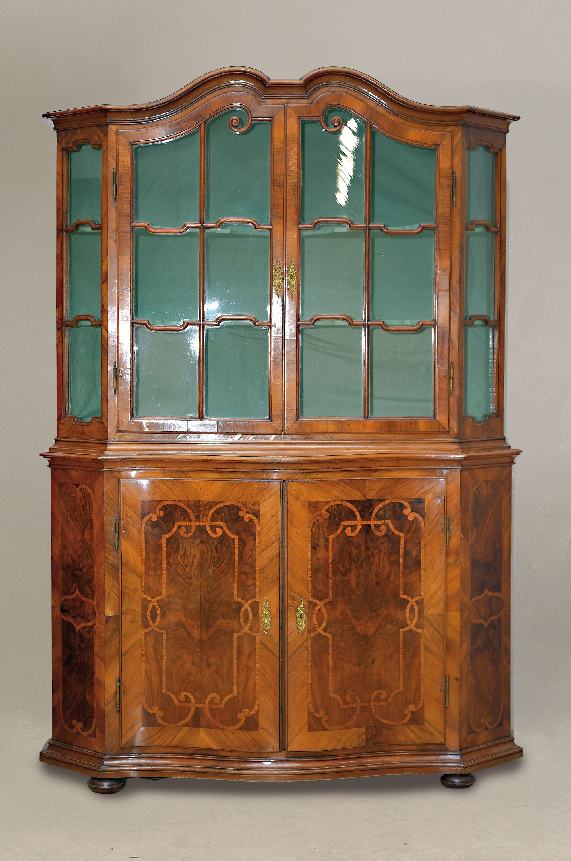 Barock-Aufsatzvitrine, um 1780/1800, Nußbaumfurnier, zweitürig, vierseitig verglast und versprosst, Glasscheiben ergänzt, aufwendiges Bandelwerk, ...