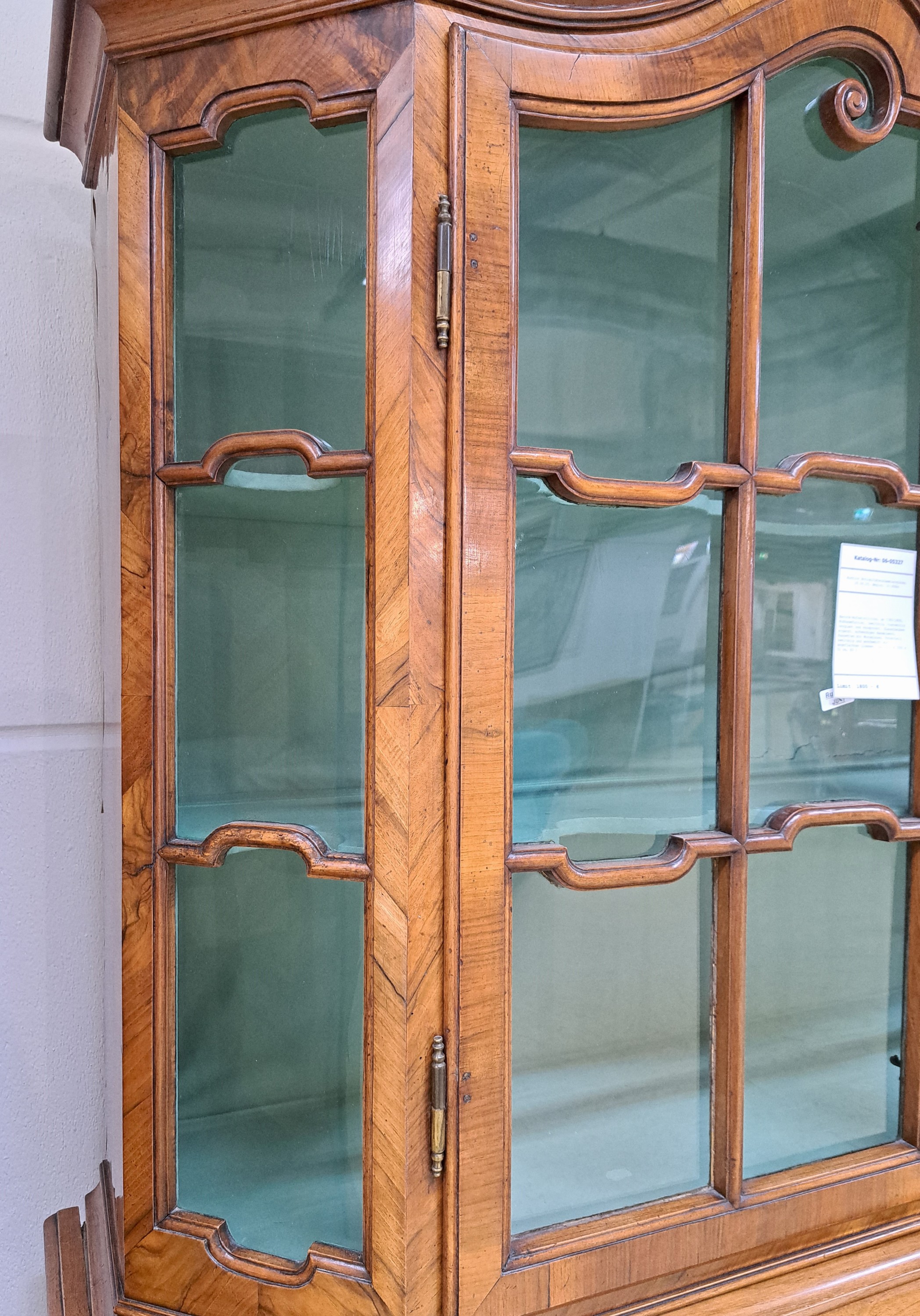 Detail f: Barock-Aufsatzvitrine, um 1780/1800, Nußbaumfurnier, zweitürig, vierseitig verglast und versprosst, Glasscheiben ergänzt, aufwendiges Bandelwerk, ...