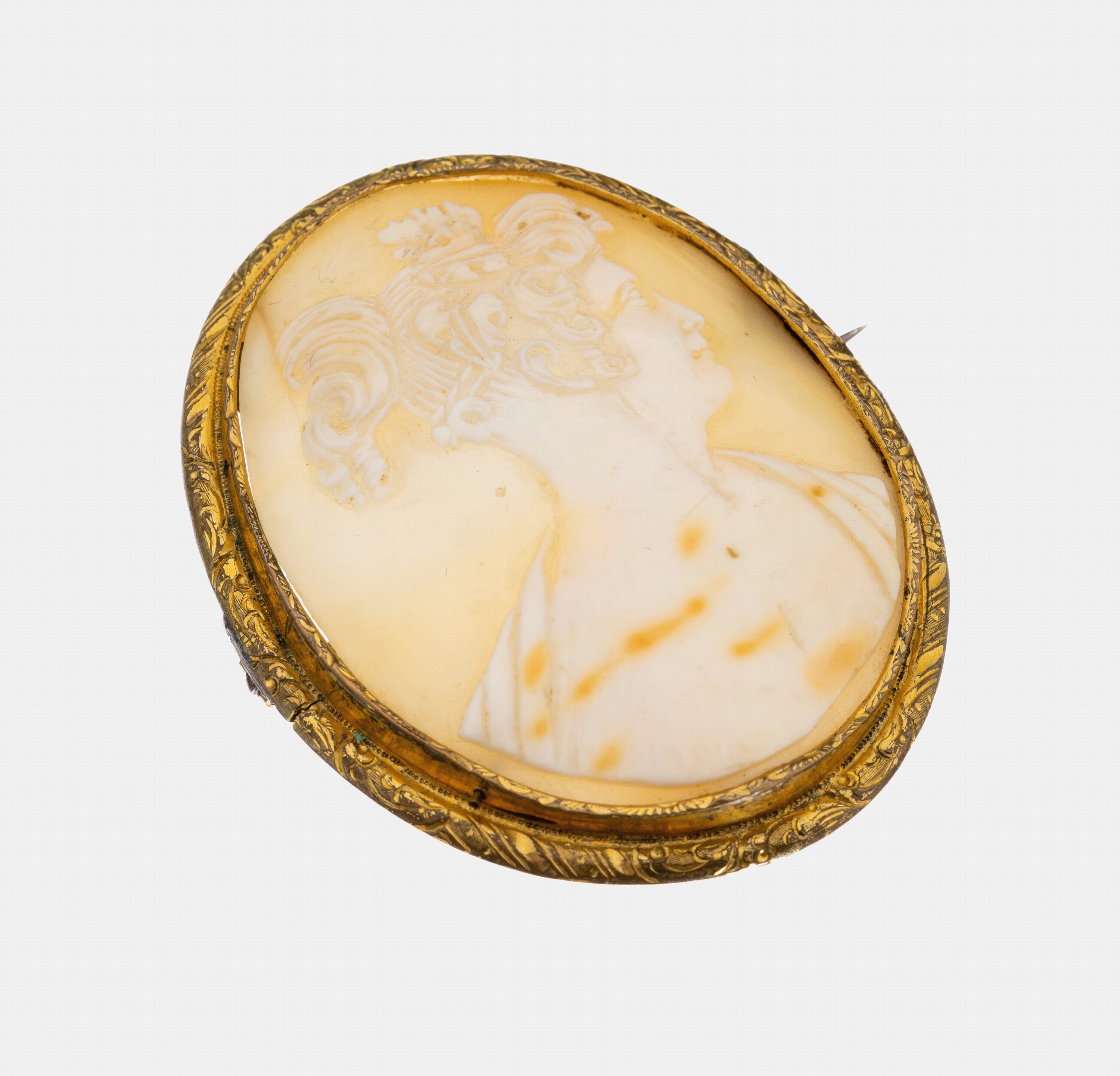 Kamee-Brosche, um 1900, Muschelkamee, Darstellung einer Dame im Profil, Rahmung grav., Metall verg., ca. 7 x 5.5 cm, Gebr. -Spuren, Rahmen besch.