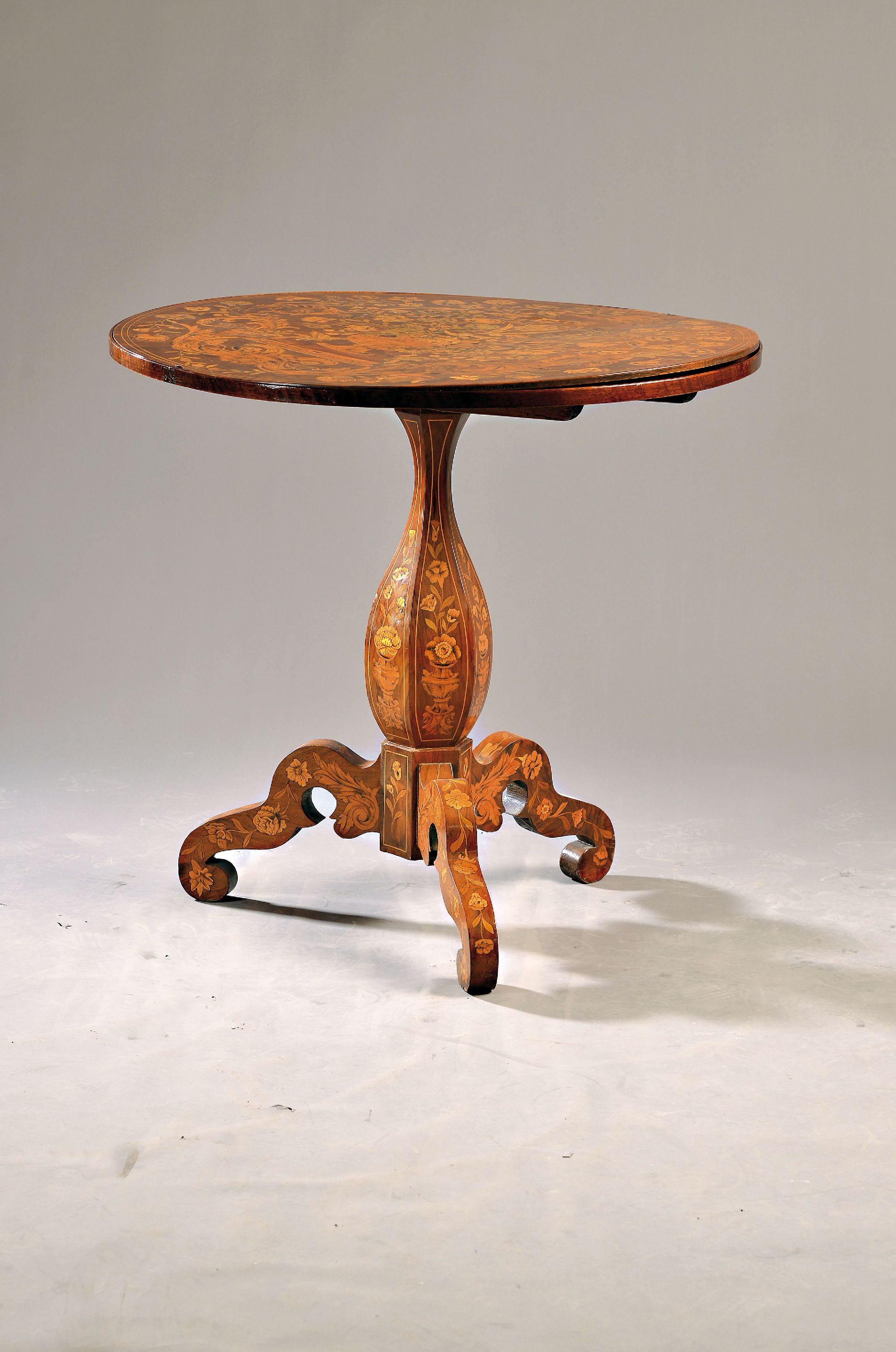 Marketerie-Tisch/Spieltisch/Klapptisch, Niederlande um 1800, Balusterschaft auf drei geschweiften Beine, runde Tischplatte mitaufwendiger ...