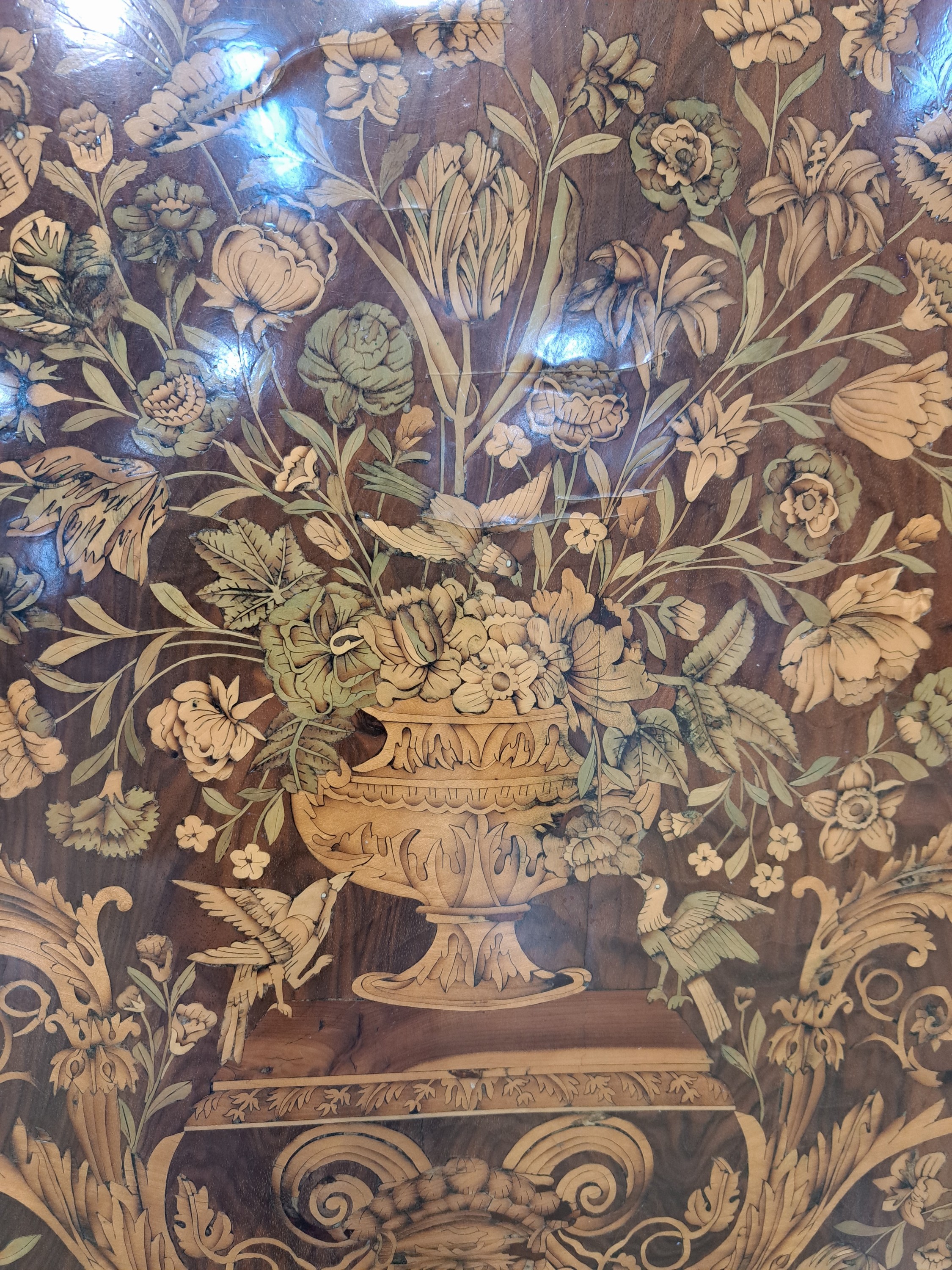 Detail c: Marketerie-Tisch/Spieltisch/Klapptisch, Niederlande um 1800, Balusterschaft auf drei geschweiften Beine, runde Tischplatte mitaufwendiger ...
