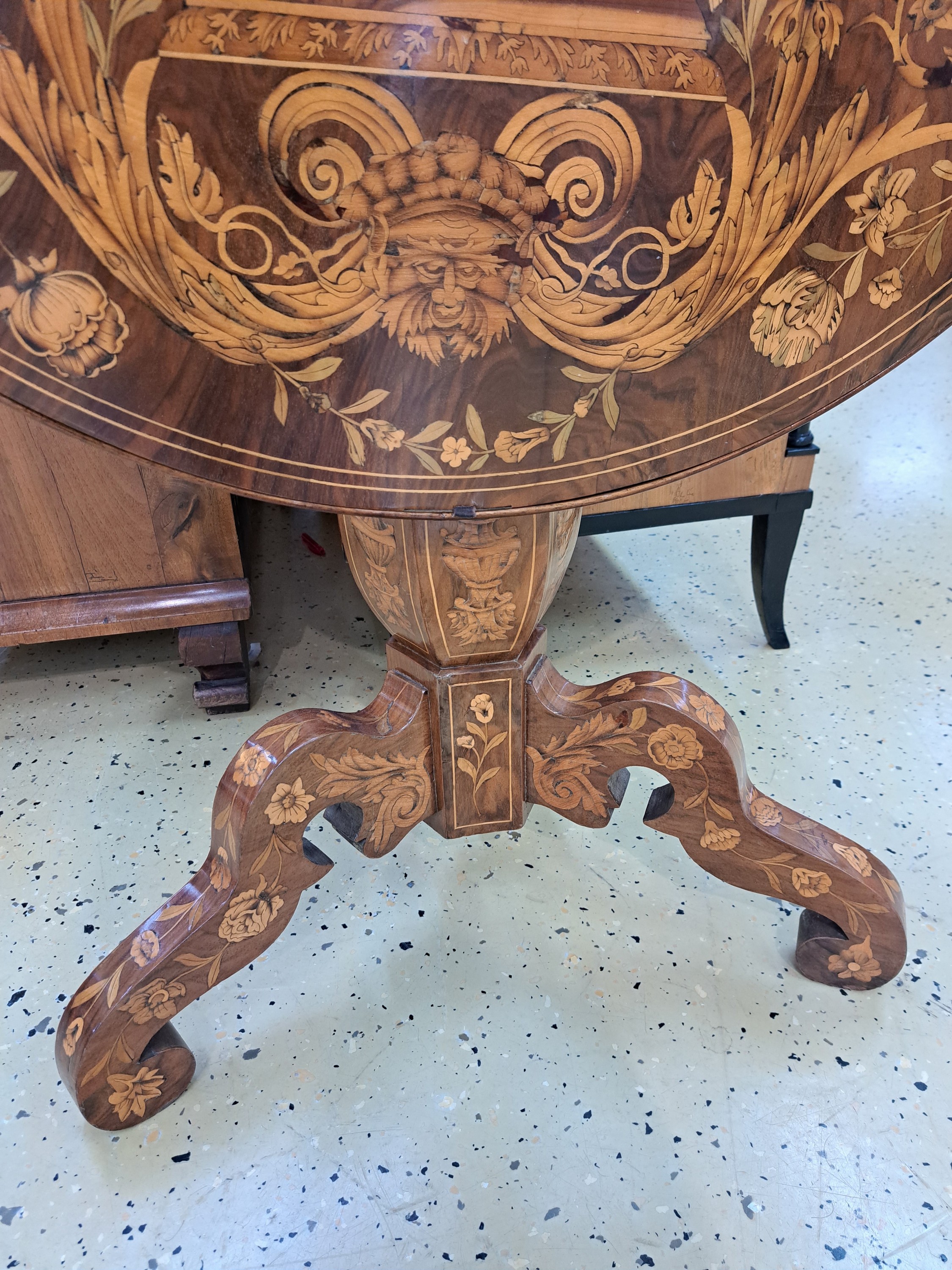 Detail d: Marketerie-Tisch/Spieltisch/Klapptisch, Niederlande um 1800, Balusterschaft auf drei geschweiften Beine, runde Tischplatte mitaufwendiger ...