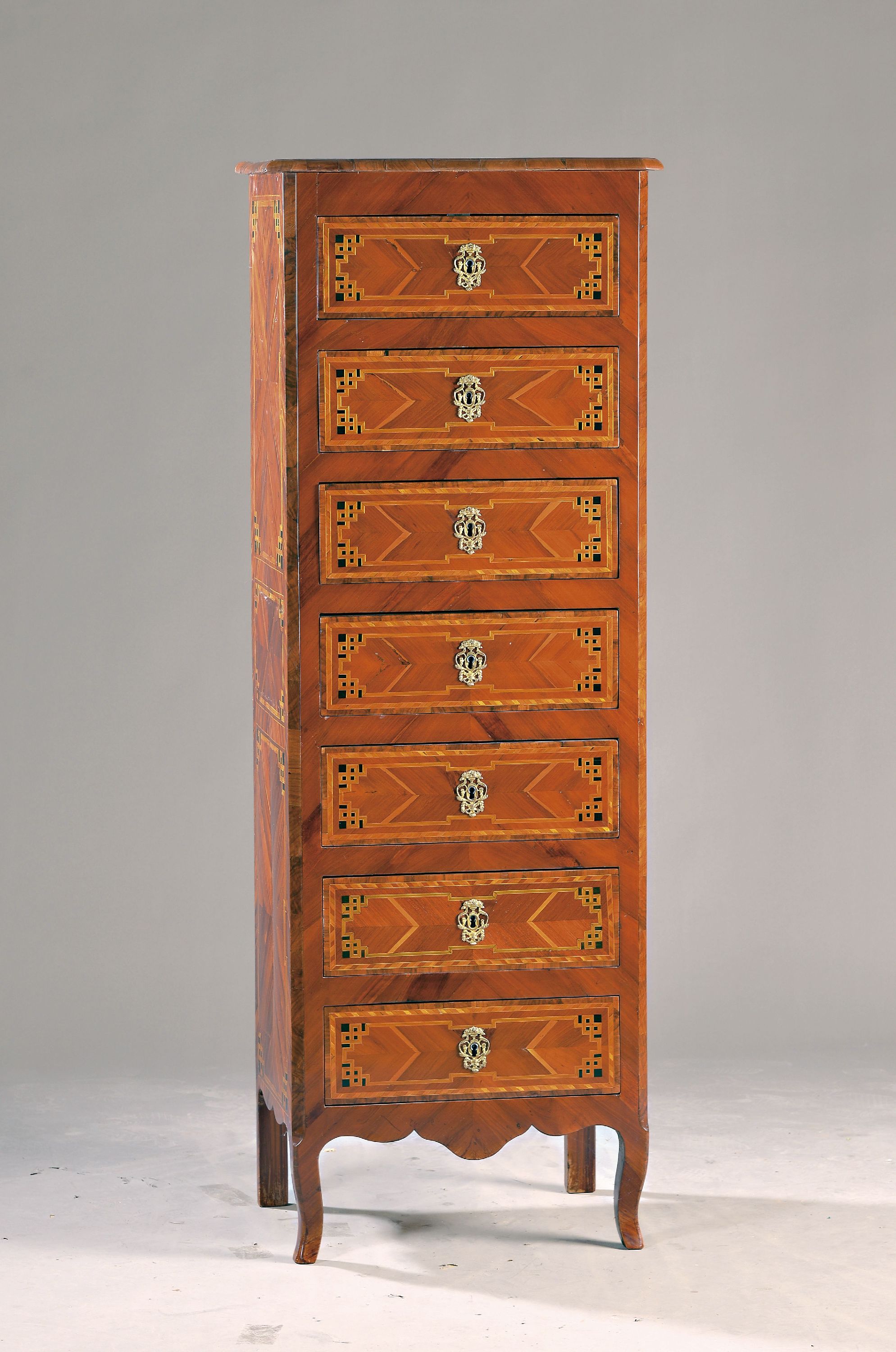 Pfeilerkommode/Chiffoniere, Louis-Seize, 2.H. 18.Jh., 7 Schubladen, Rosenholzfurnier, feines Bandelwerk seitlich sowie an den Schubladenfronten aus ...