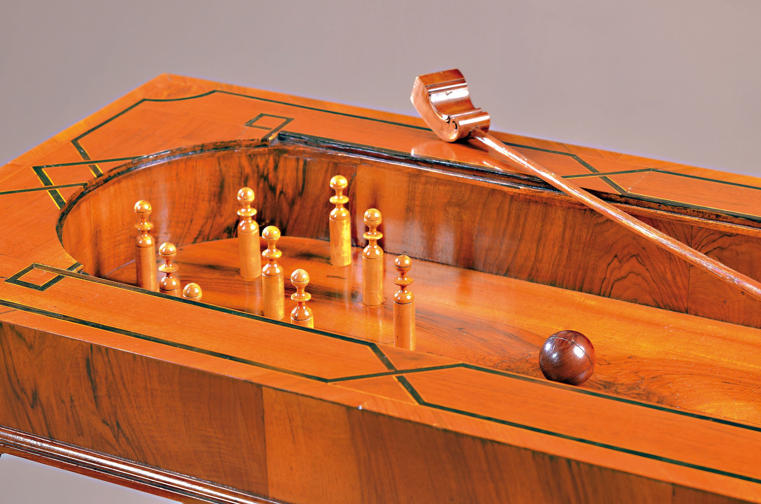 Detail a: Großer Spieltisch/Verwandlungstisch, sog. "Table a Tric Trac", Frankreich Louis Quinze, fünf Umbaumöglichkeiten,: Nussbaum z.T. ...