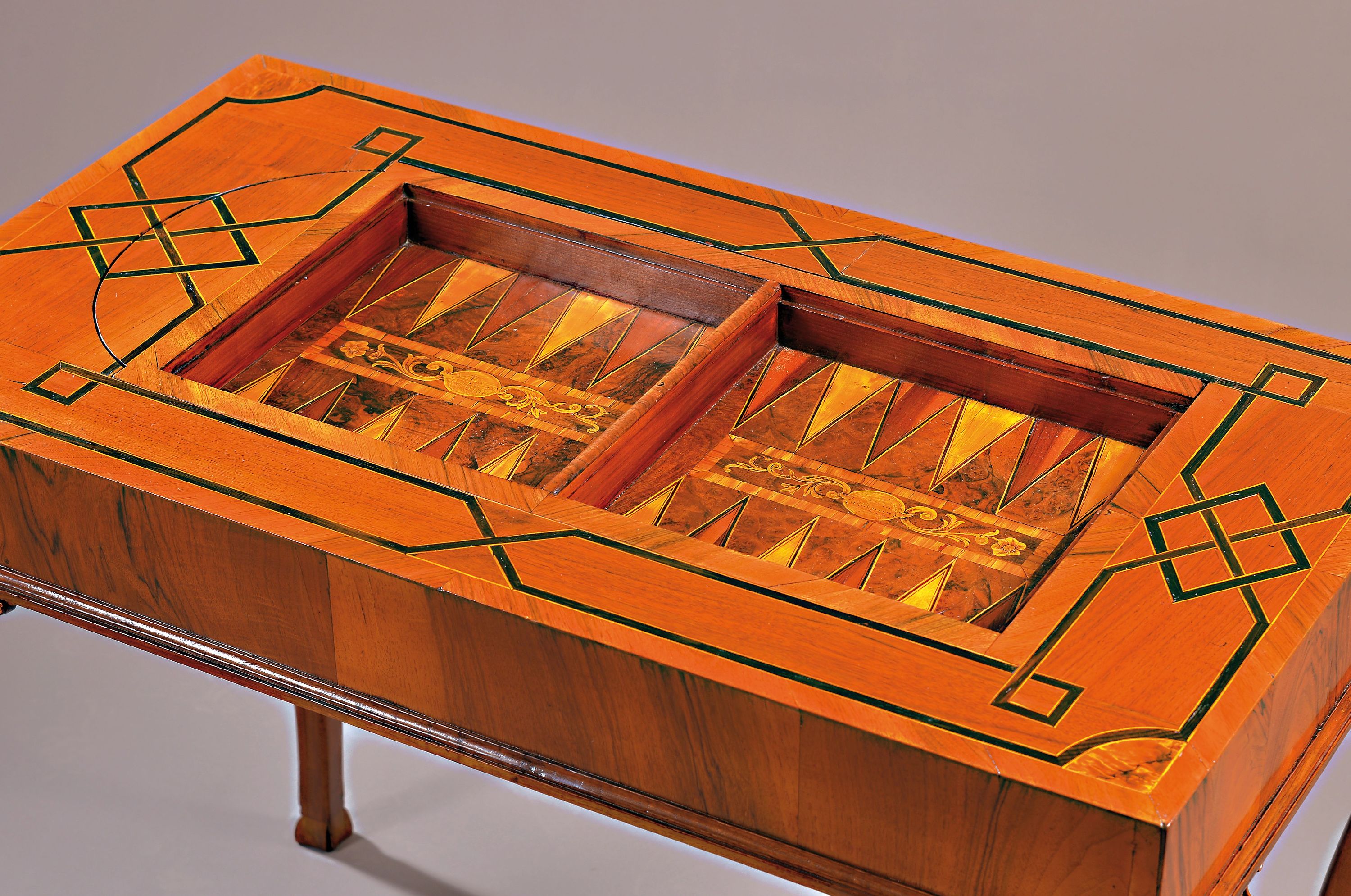 Detail b: Großer Spieltisch/Verwandlungstisch, sog. "Table a Tric Trac", Frankreich Louis Quinze, fünf Umbaumöglichkeiten,: Nussbaum z.T. ...