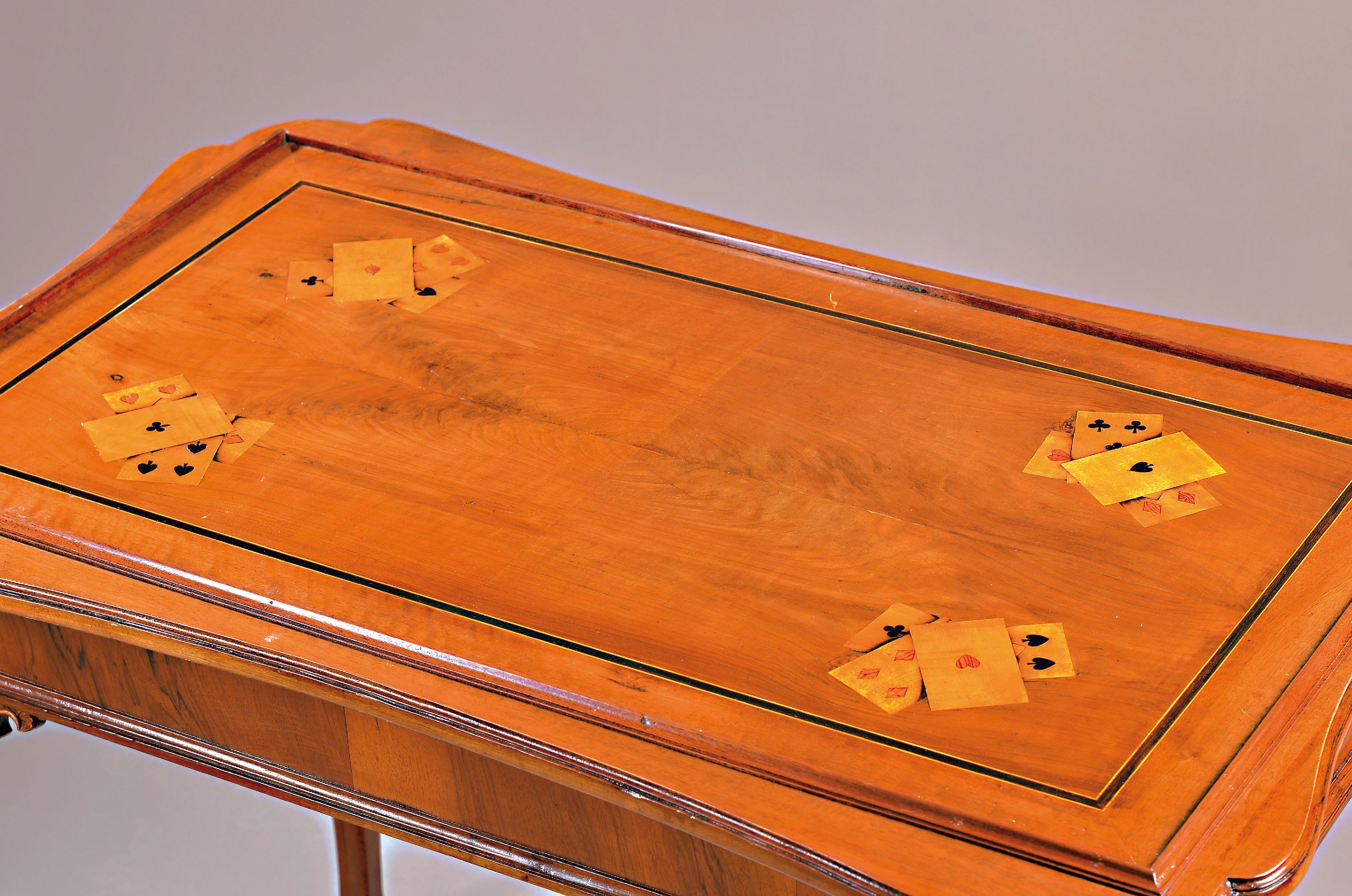 Detail c: Großer Spieltisch/Verwandlungstisch, sog. "Table a Tric Trac", Frankreich Louis Quinze, fünf Umbaumöglichkeiten,: Nussbaum z.T. ...