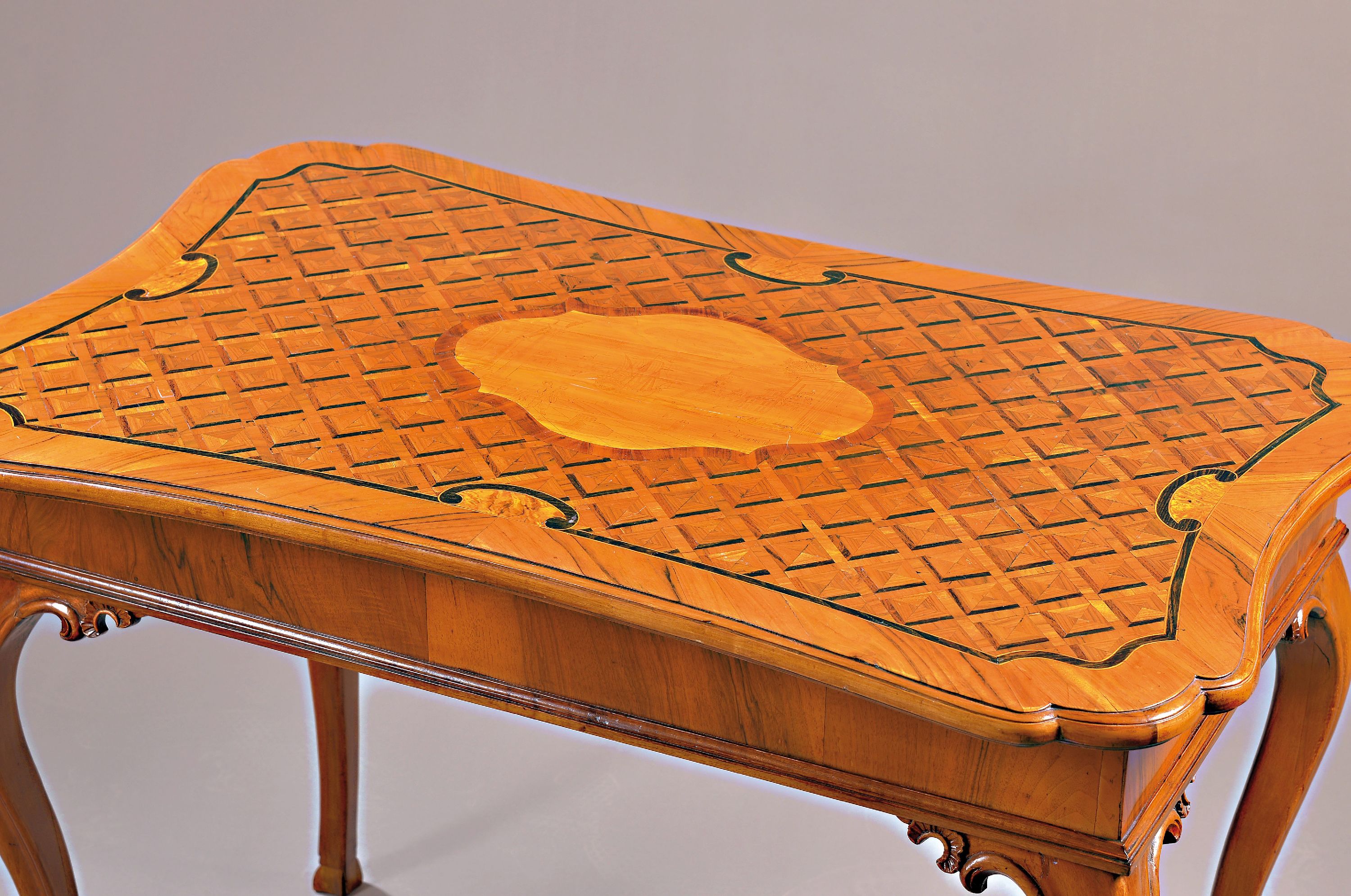 Detail d: Großer Spieltisch/Verwandlungstisch, sog. "Table a Tric Trac", Frankreich Louis Quinze, fünf Umbaumöglichkeiten,: Nussbaum z.T. ...