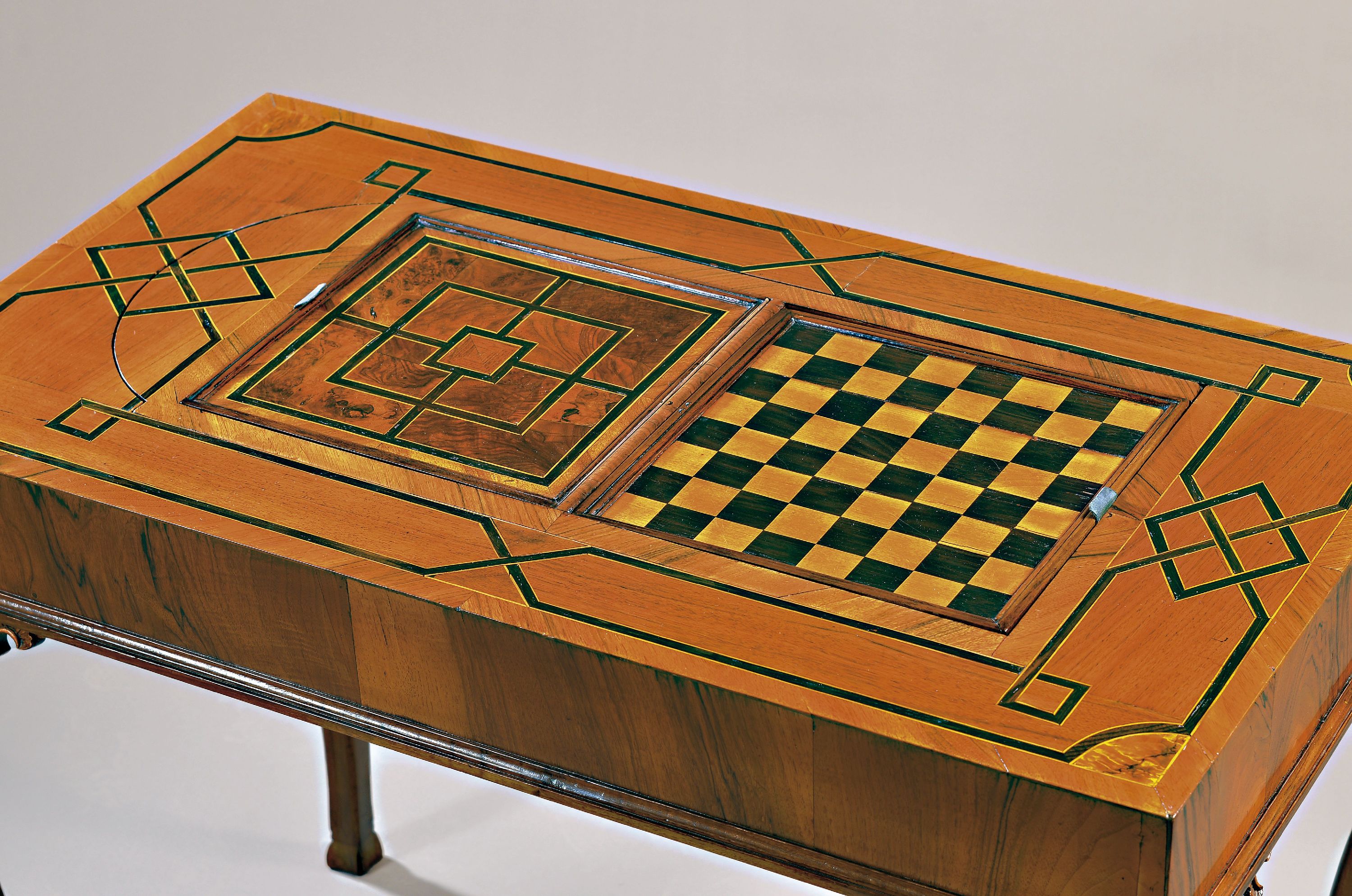 Detail e: Großer Spieltisch/Verwandlungstisch, sog. "Table a Tric Trac", Frankreich Louis Quinze, fünf Umbaumöglichkeiten,: Nussbaum z.T. ...