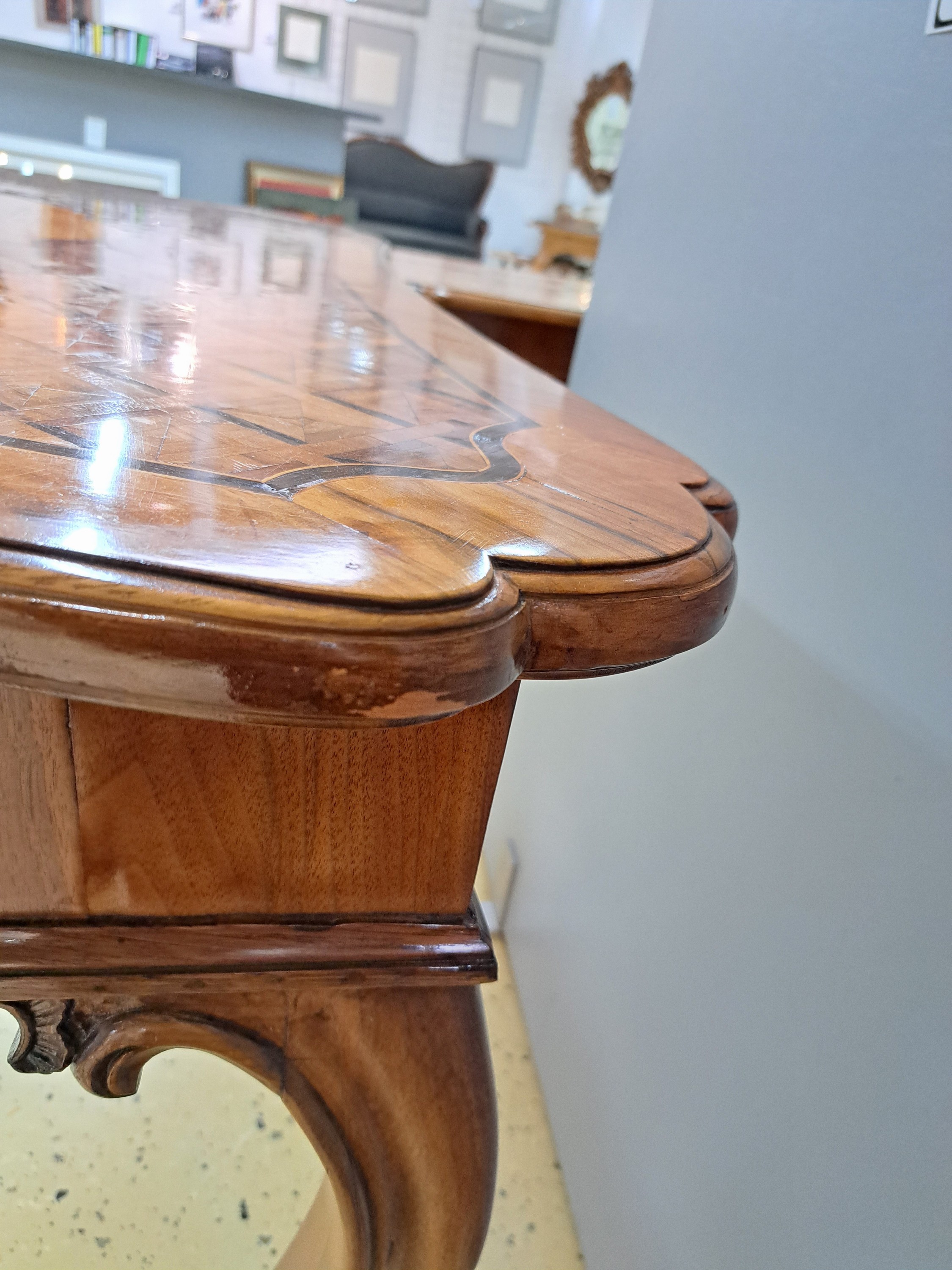 Detail g: Großer Spieltisch/Verwandlungstisch, sog. "Table a Tric Trac", Frankreich Louis Quinze, fünf Umbaumöglichkeiten,: Nussbaum z.T. ...