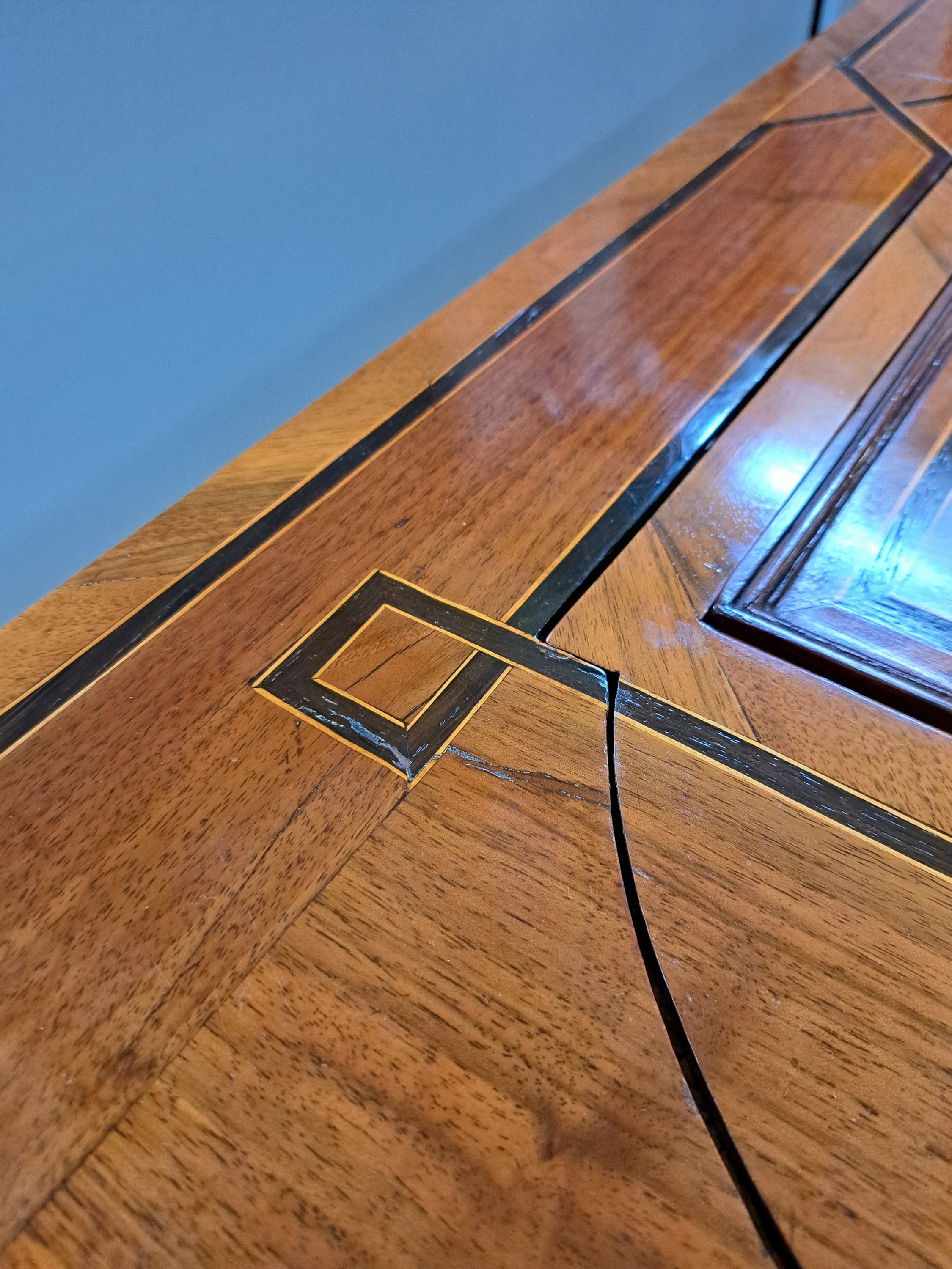 Detail i: Großer Spieltisch/Verwandlungstisch, sog. "Table a Tric Trac", Frankreich Louis Quinze, fünf Umbaumöglichkeiten,: Nussbaum z.T. ...