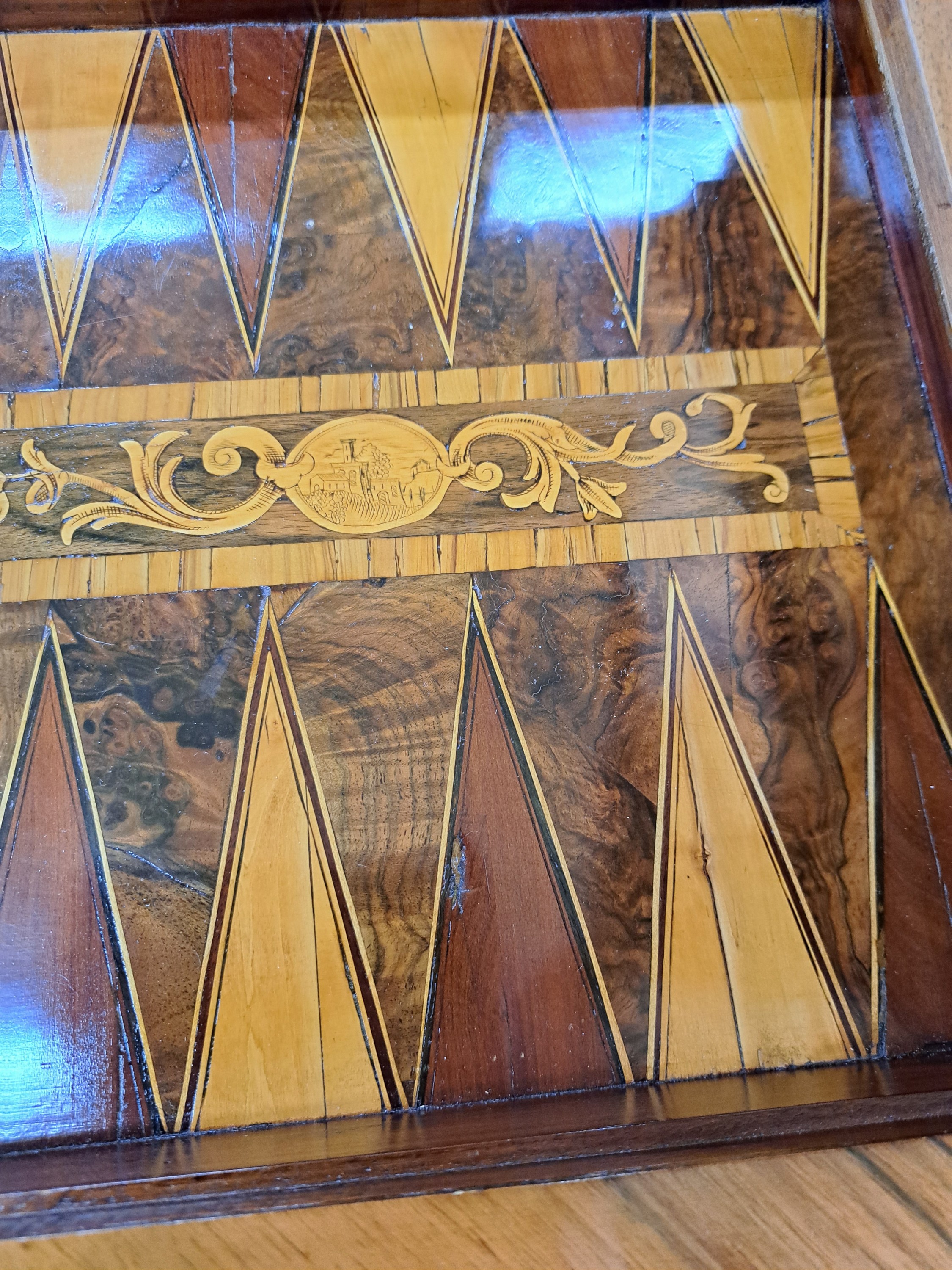 Detail j: Großer Spieltisch/Verwandlungstisch, sog. "Table a Tric Trac", Frankreich Louis Quinze, fünf Umbaumöglichkeiten,: Nussbaum z.T. ...