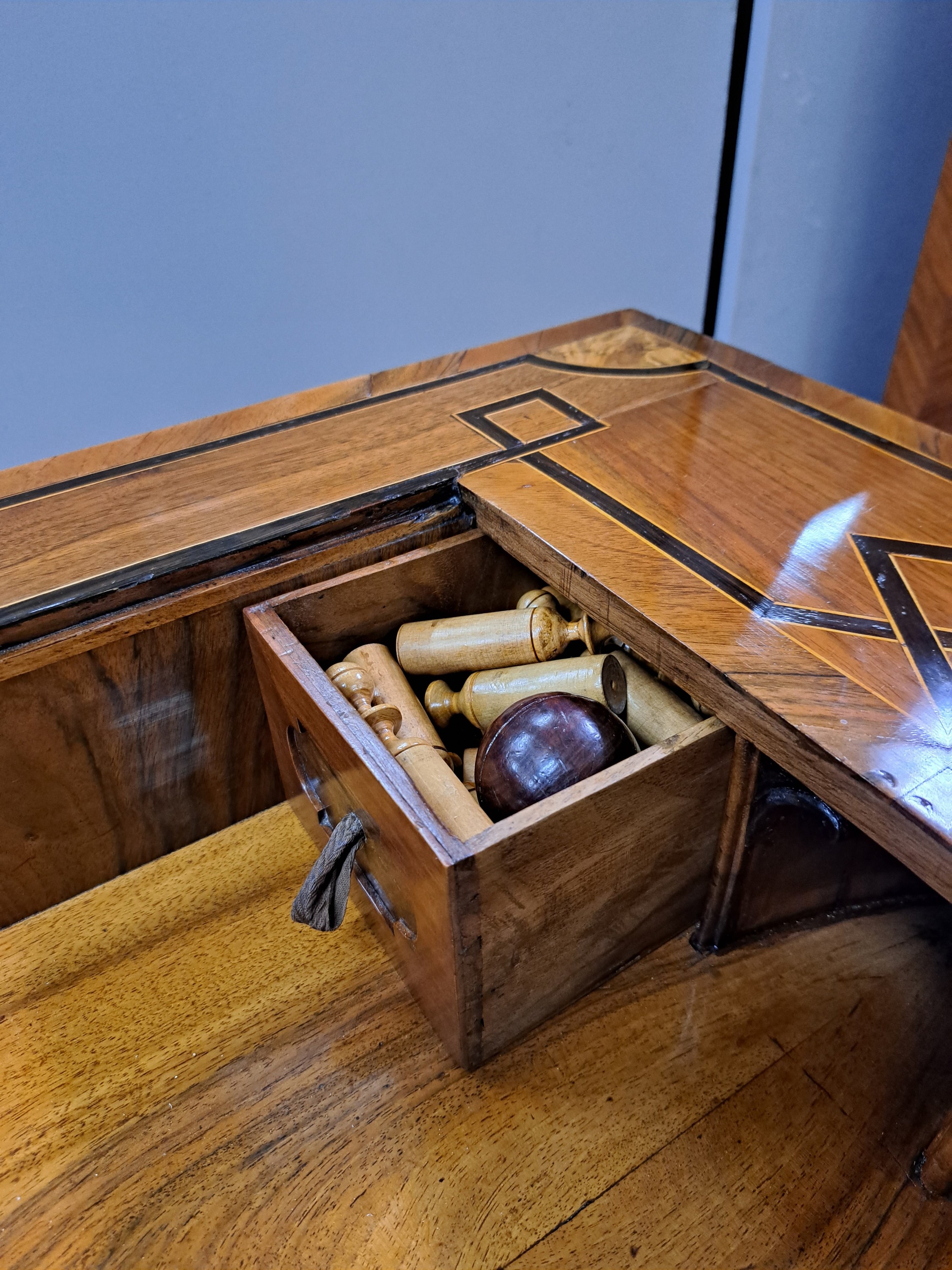 Detail k: Großer Spieltisch/Verwandlungstisch, sog. "Table a Tric Trac", Frankreich Louis Quinze, fünf Umbaumöglichkeiten,: Nussbaum z.T. ...