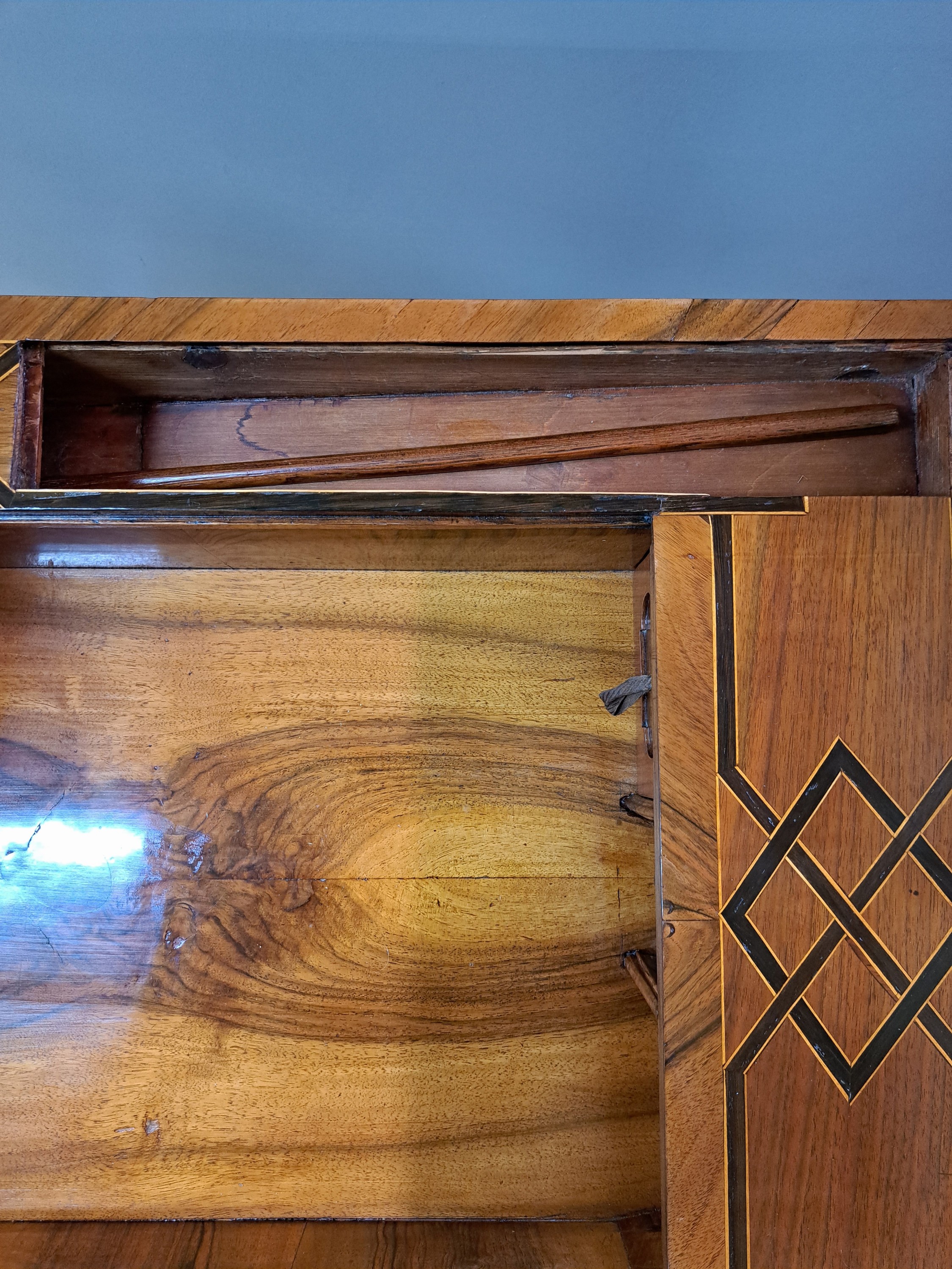 Detail m: Großer Spieltisch/Verwandlungstisch, sog. "Table a Tric Trac", Frankreich Louis Quinze, fünf Umbaumöglichkeiten,: Nussbaum z.T. ...