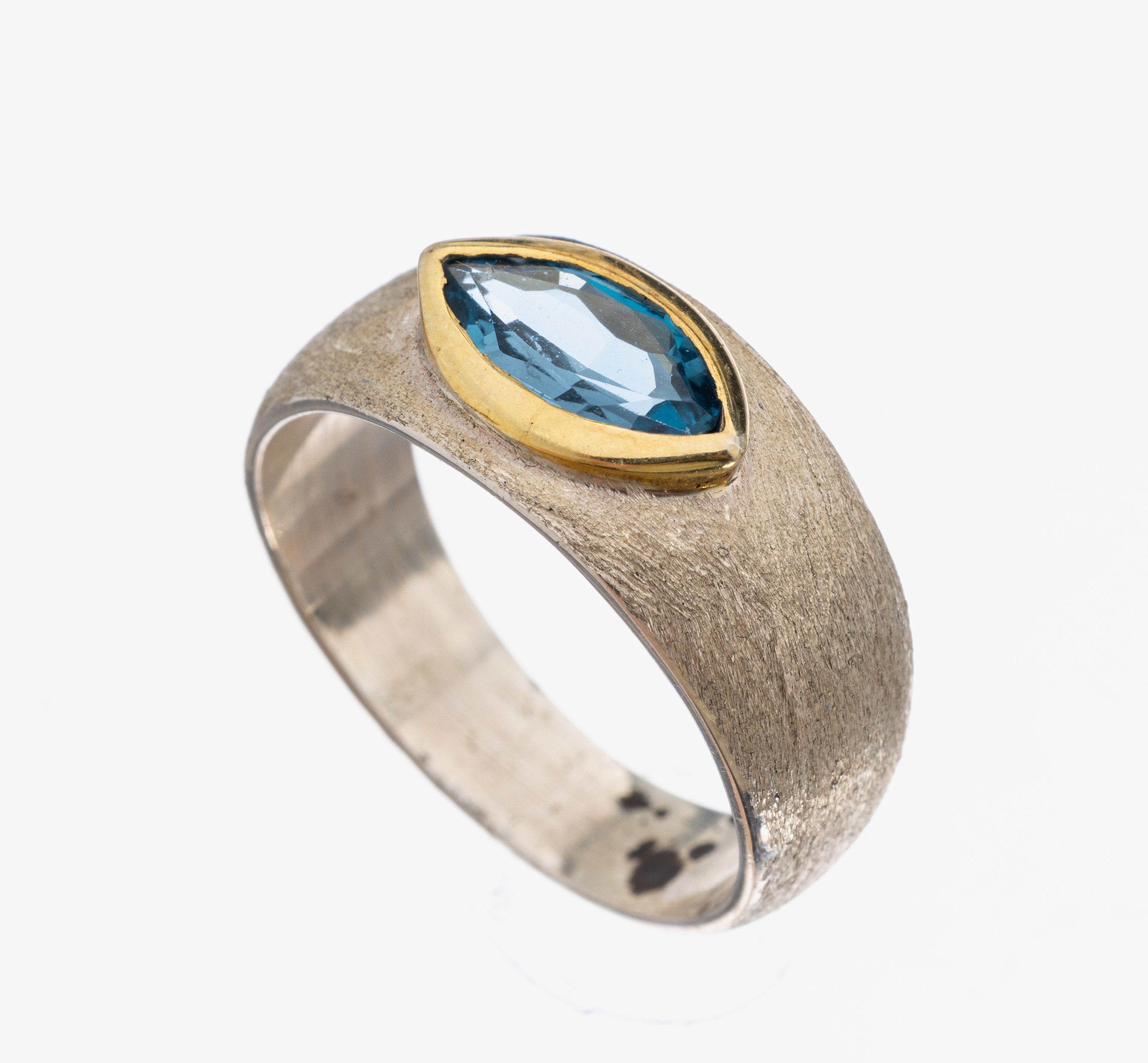 Topas-Ring, 925er Silber, strukt., 1 in GG gefasste Topas-Navette (beh.), RW 59, ca. 5.8 g