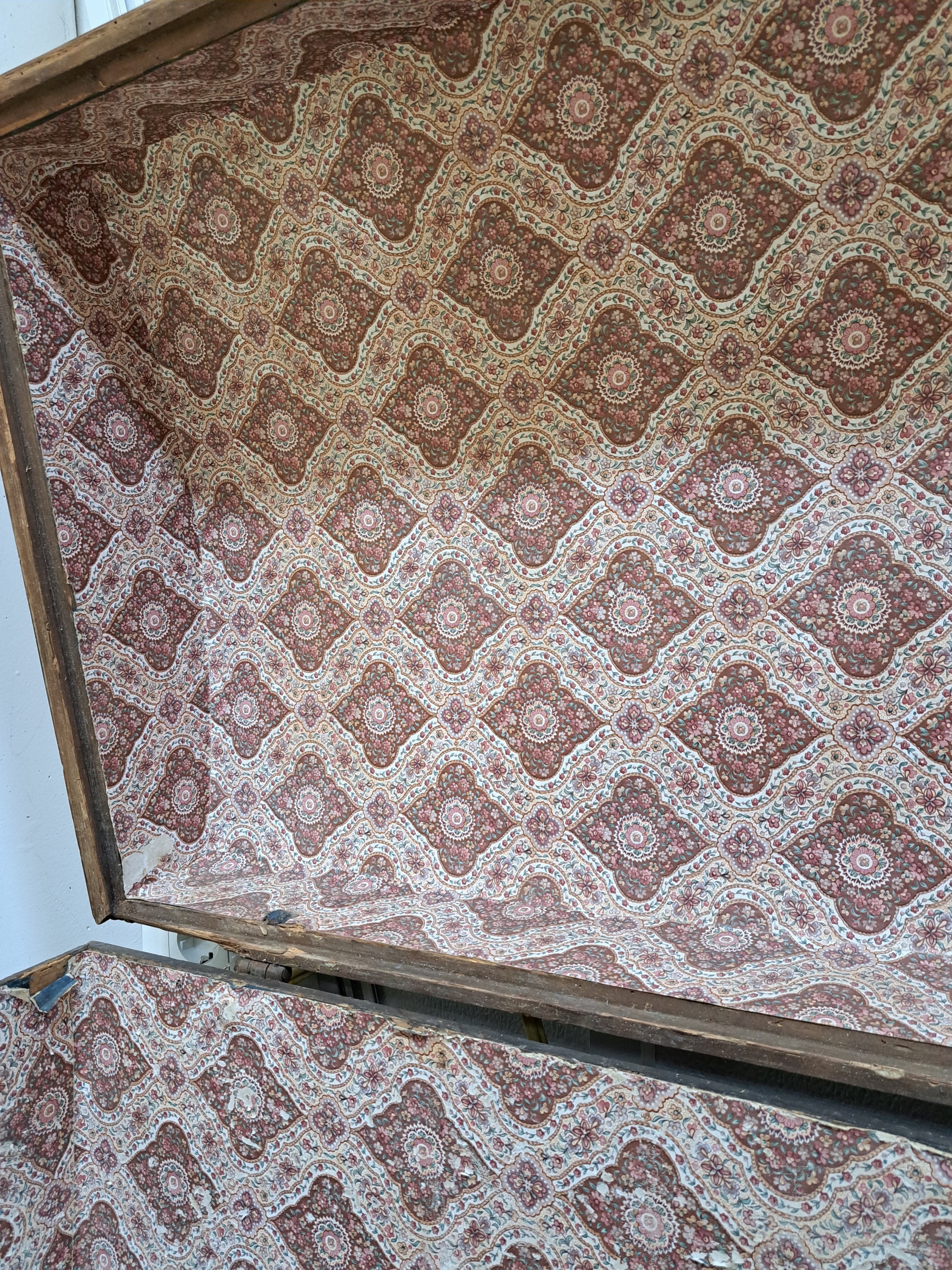 Detail c: Runddeckeltruhe, Barock, um 1760, Nußbaumfurnier, mit aufwendigen Sternintarsien, seitlich jeweils mit einem Griff, ein Griff beschädigt, ca. 70 x ...