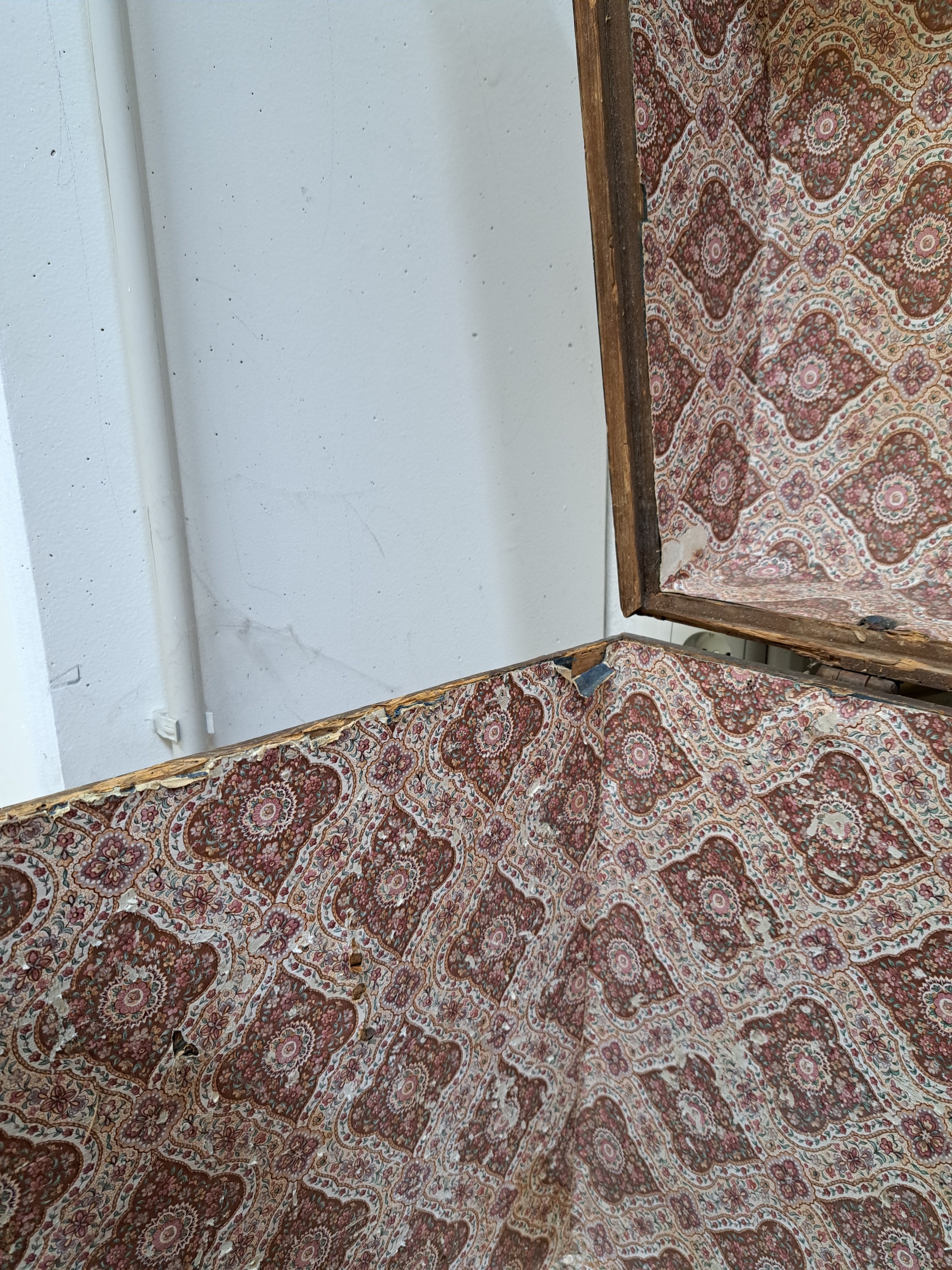 Detail d: Runddeckeltruhe, Barock, um 1760, Nußbaumfurnier, mit aufwendigen Sternintarsien, seitlich jeweils mit einem Griff, ein Griff beschädigt, ca. 70 x ...