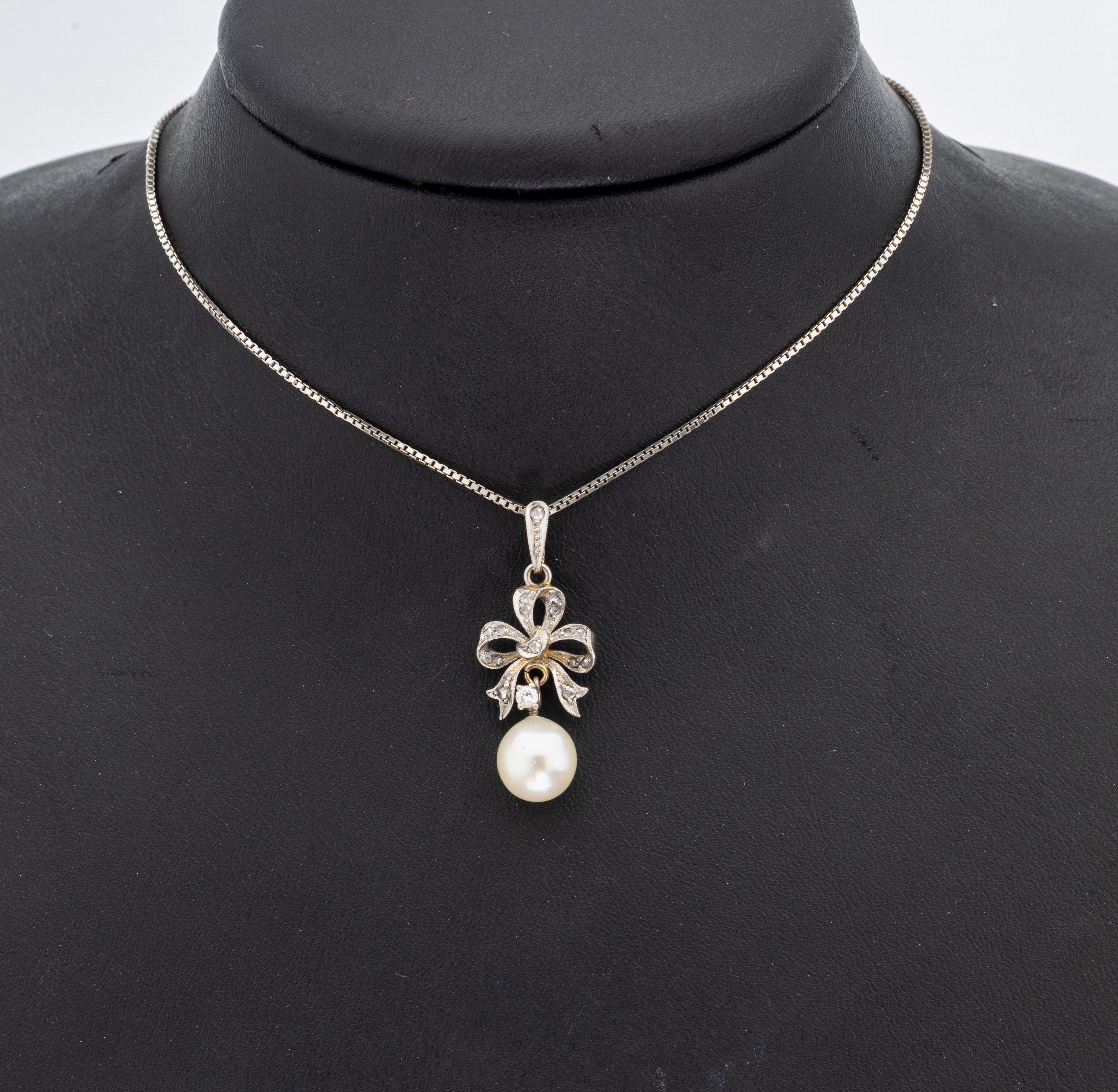 18 kt Gold Diamant-Perl-Anhänger, GG 750/000, schauseitig Platin, Schleife, Diamantrosen, bewegl. abgehängte Zuchtperle, D. ca. 6.9 mm, sek., an ...