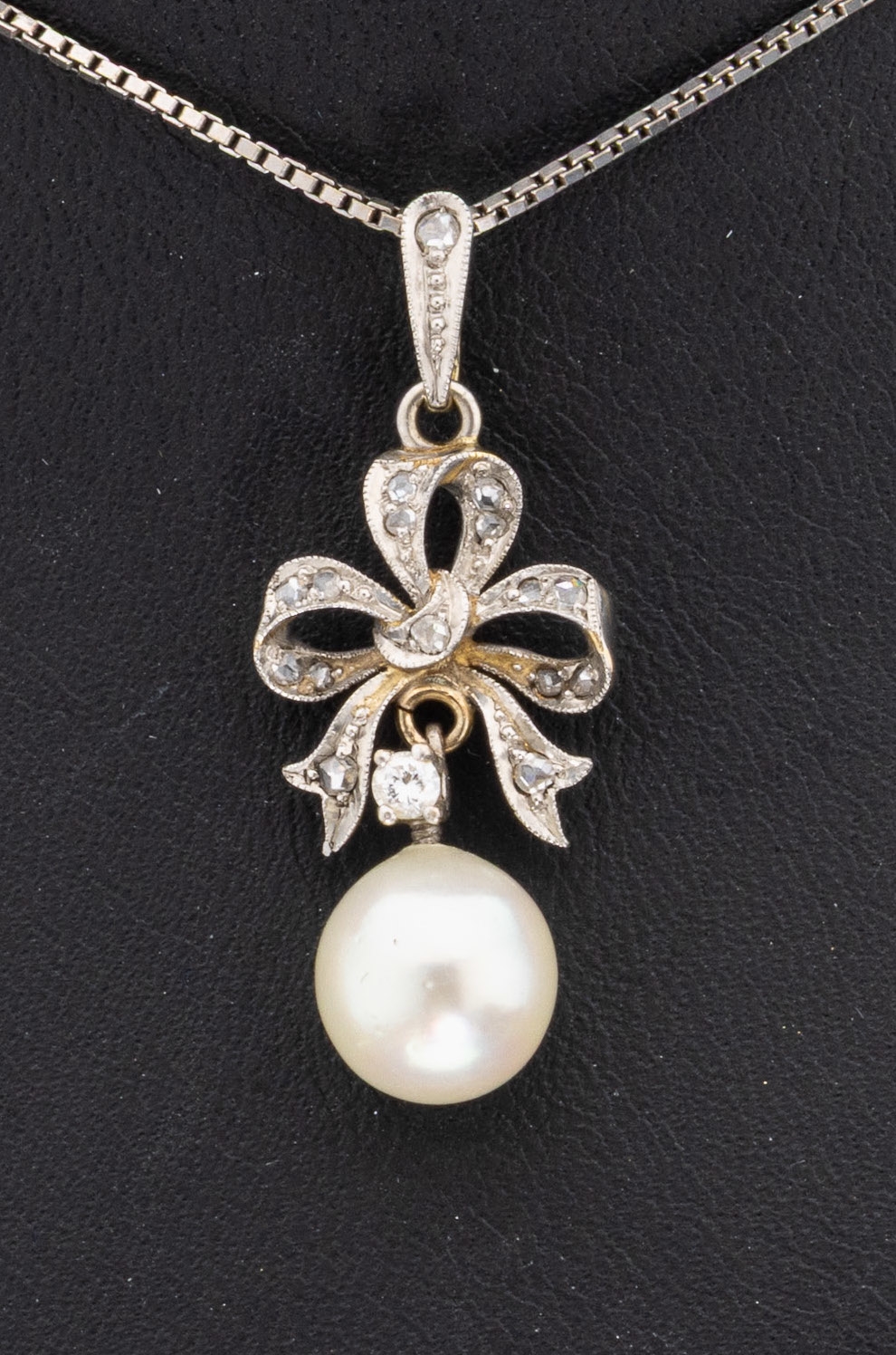 Detail a: 18 kt Gold Diamant-Perl-Anhänger, GG 750/000, schauseitig Platin, Schleife, Diamantrosen, bewegl. abgehängte Zuchtperle, D. ca. 6.9 mm, sek., an ...