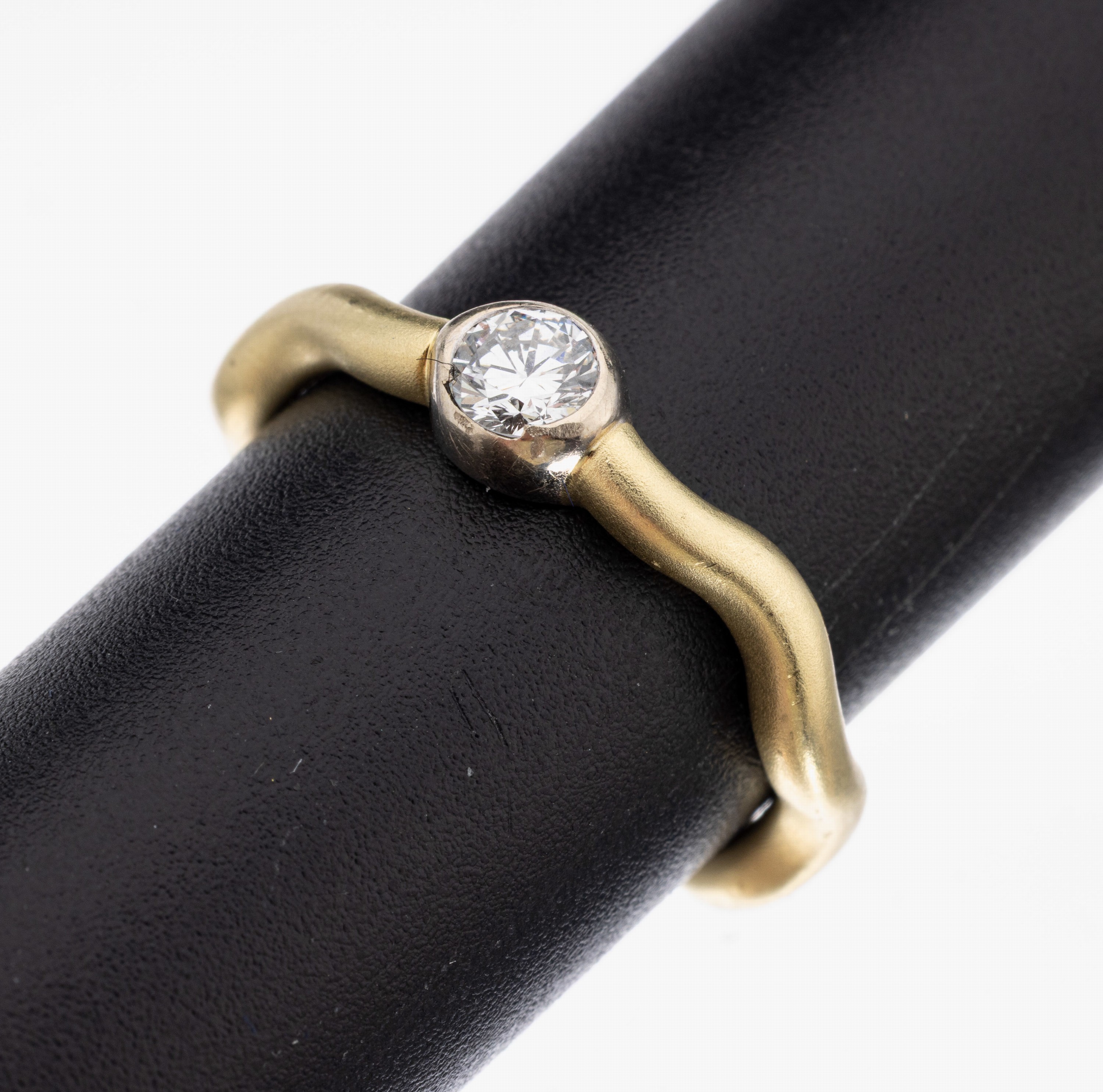 14 kt Gold Brillant-Ring, GG/WG 585/000, außergewöhnliche Ringschiene, GG sat., in WG gefasster Brillant ca. 0.28 ct feines Weiß/lr (Angaben ...