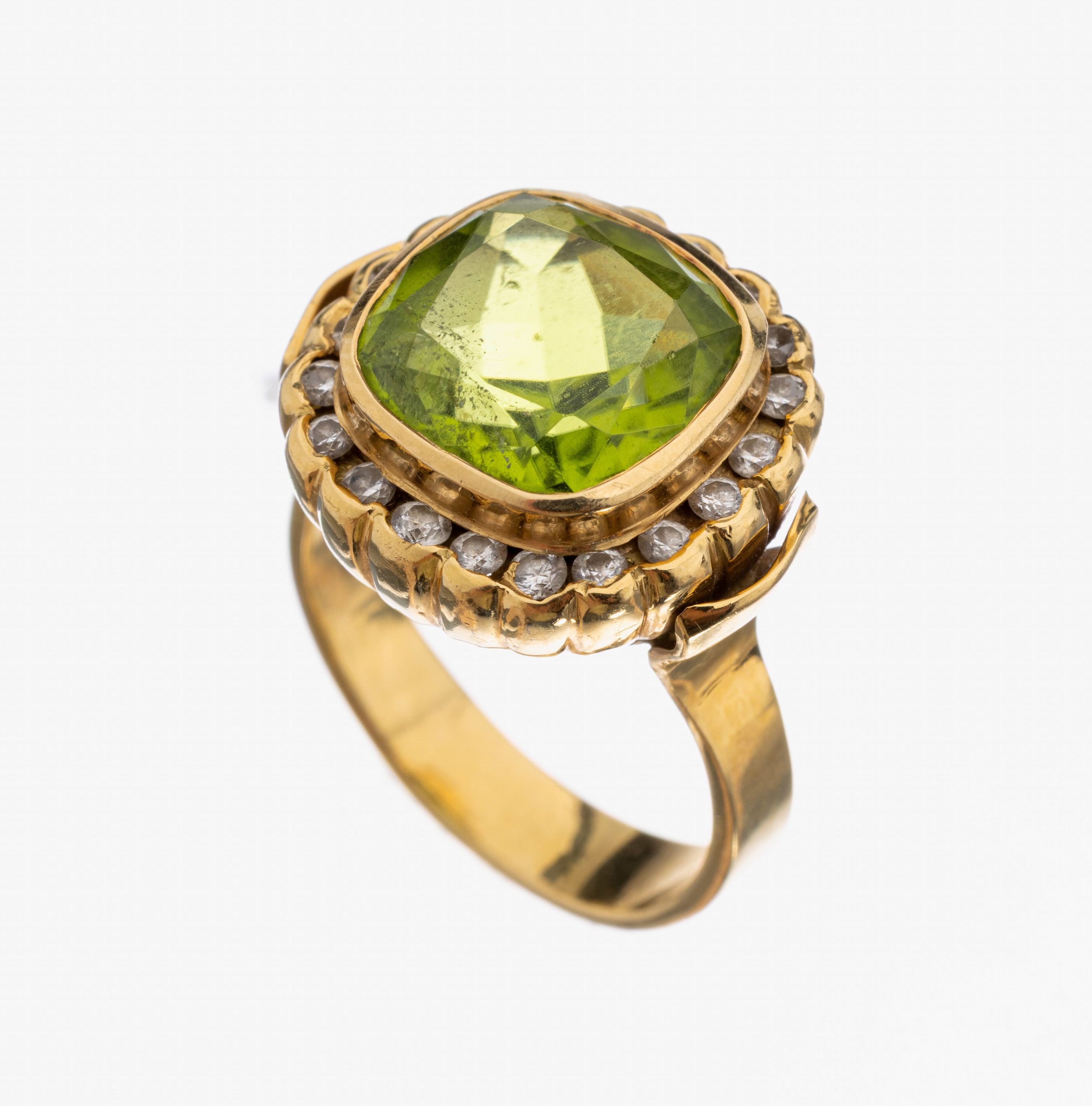 18 kt Gold Peridot-Brillant-Ring, GG 750/000, facett. Peridot ca. 5.0 ct, 20 Brillanten zus. ca. 0.20 ct Weiß/si, RW 51, ca. 8.1 g