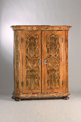 Image Schrank, um 1820, Nußbaumfurnier, zweitürig, aufwendiges Bandelwerk, ...