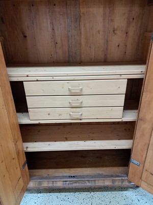 26946030b - Schrank, um 1820, Nußbaumfurnier, zweitürig, aufwendiges Bandelwerk, ...