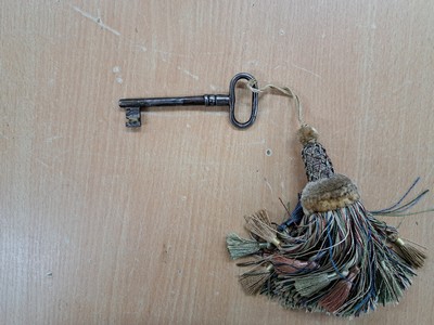 26946030h - Schrank, um 1820, Nußbaumfurnier, zweitürig, aufwendiges Bandelwerk, ...