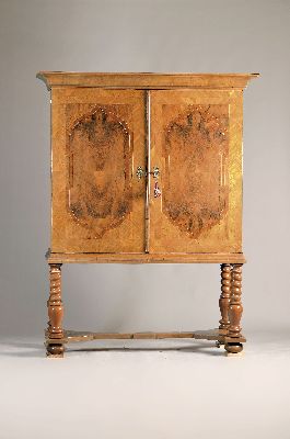 Image 26946051 - Stollenschrank/Kabinettschrank, Barock, 18.Jh., Nußbaumfurnier, zweitürig, ...