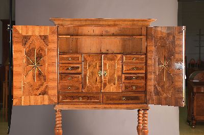 26946051a - Stollenschrank/Kabinettschrank, Barock, 18.Jh., Nußbaumfurnier, zweitürig, ...