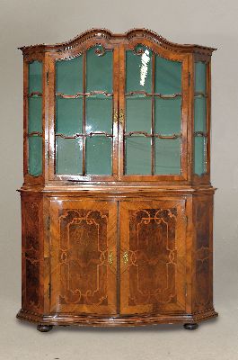 Image Barock-Aufsatzvitrine, um 1780/1800, Nußbaumfurnier, zweitürig, vierseitig ...