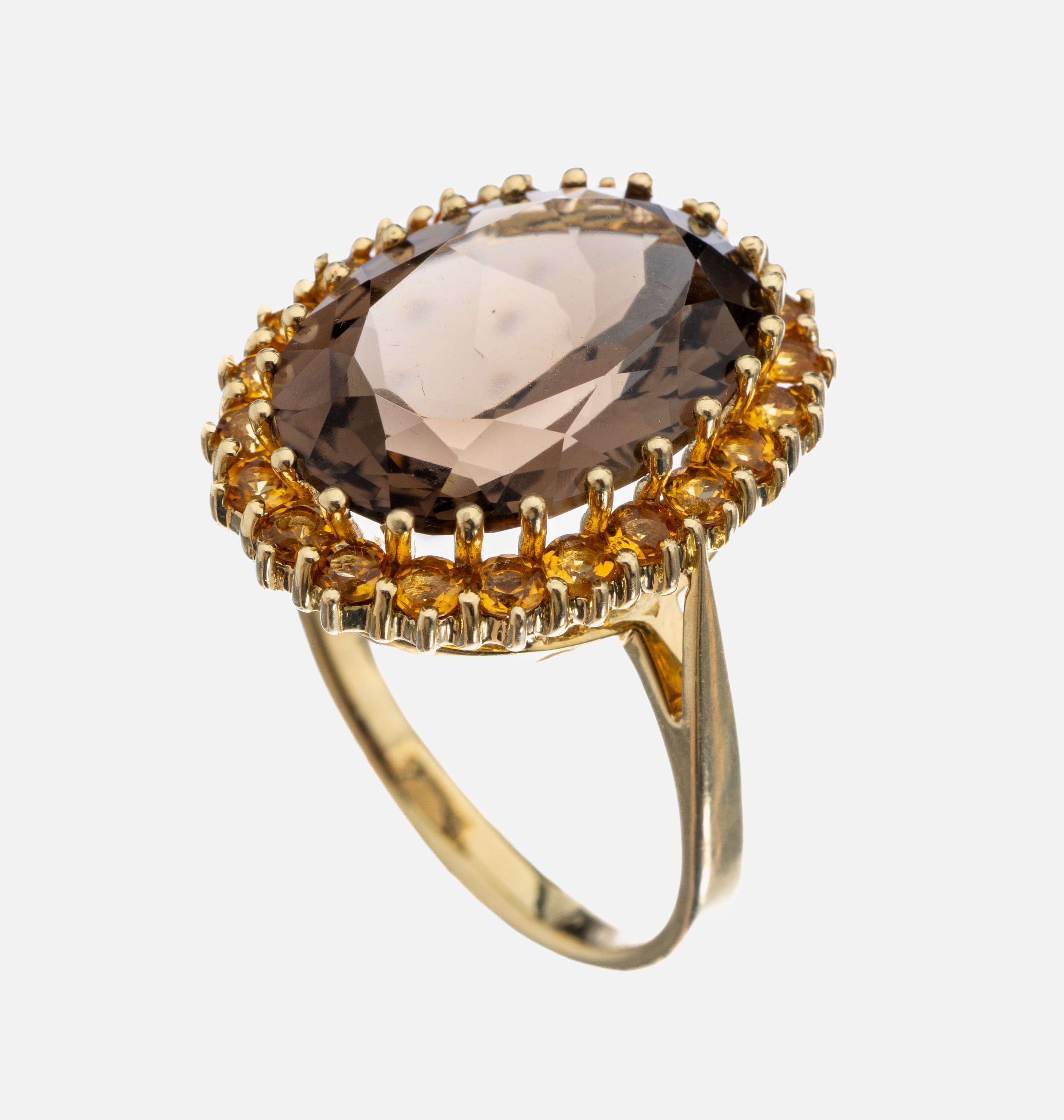 14 kt Gold Rauchquarz-Citrin-Ring, GG 585/000, mittig ovalfacett. Rauchquarz ca. 15.0 ct, 22 rundfacett. Citrine zus. ca. 1.10 ct, RW 64, ca. 8.4 g