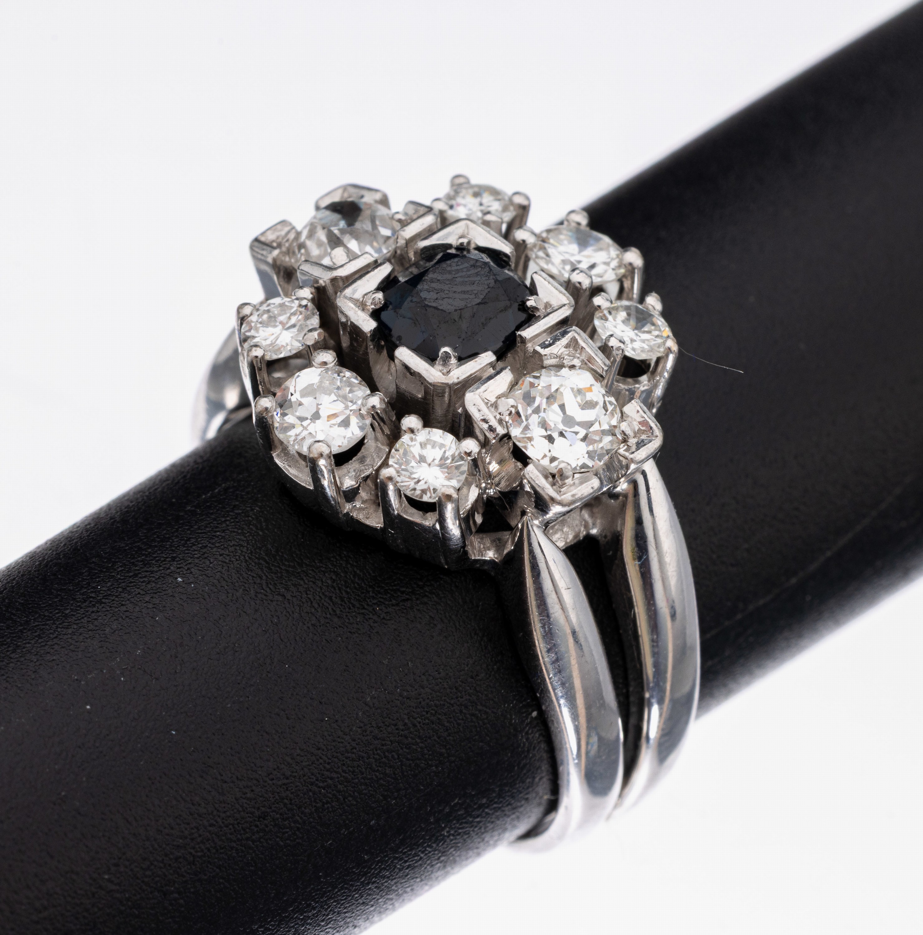14 kt Gold Saphir-Diamant-Ring, WG 585/000,geometrisch, mittig ovalfacett. Saphir ca. 0.85 ct, 8 Brillanten und Altschliffdiamanten zus. ca. 1.56 ct ...